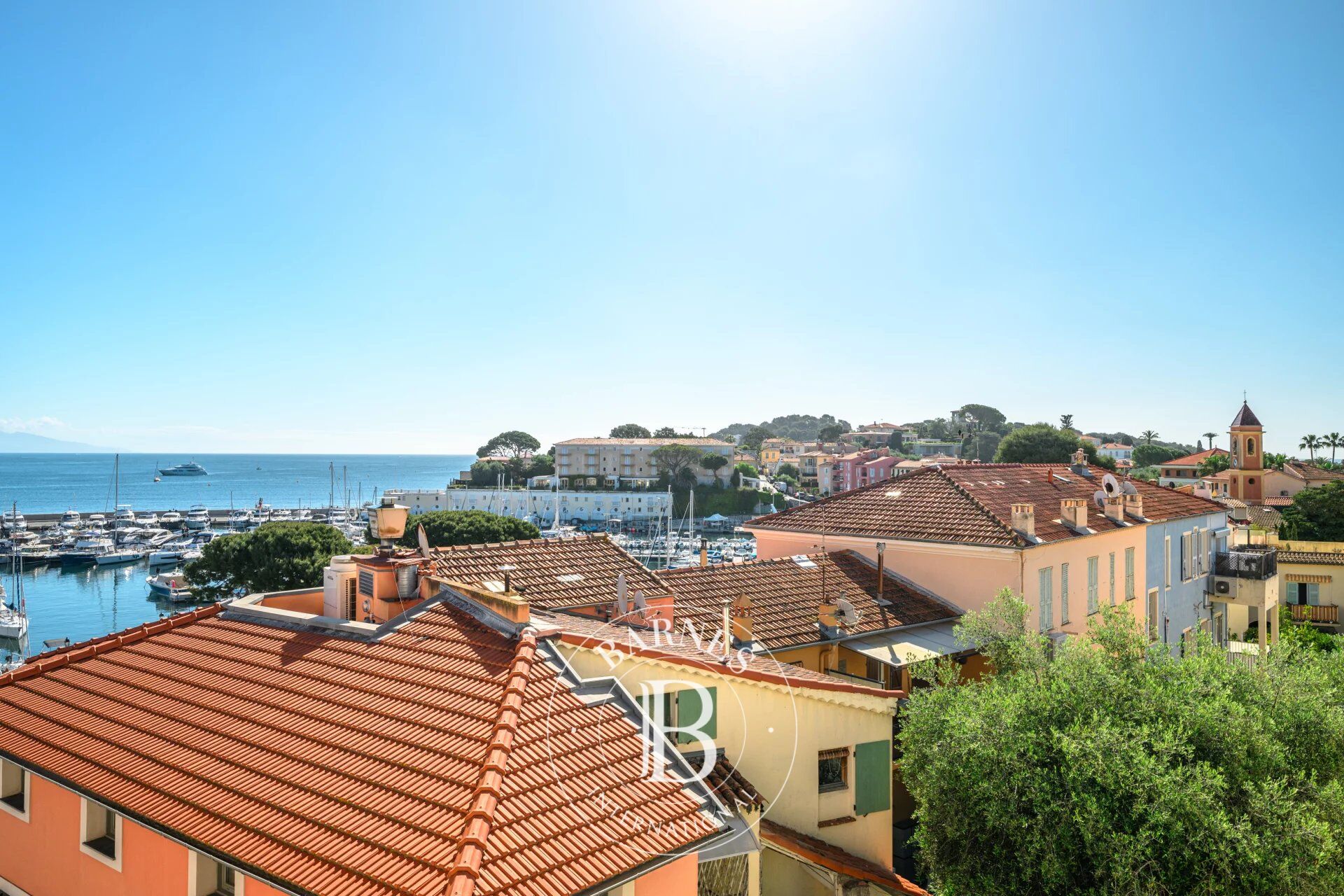 SAINT-JEAN-CAP-FERRAT – IN THE HEART OF THE VILLAGE – TOP FLOOR APARTMENT WITH SEA GLIMPSE AND A PRIVATE GARDEN - picture 1
