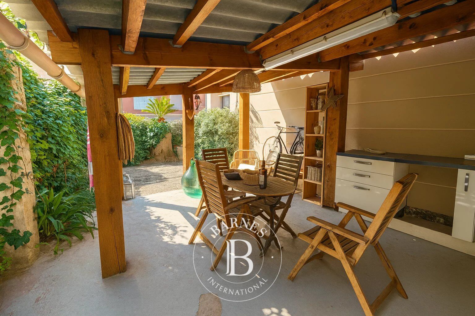 SAINT-JEAN-CAP-FERRAT – IN THE HEART OF THE VILLAGE – TOP FLOOR APARTMENT WITH SEA GLIMPSE AND A PRIVATE GARDEN - picture 3