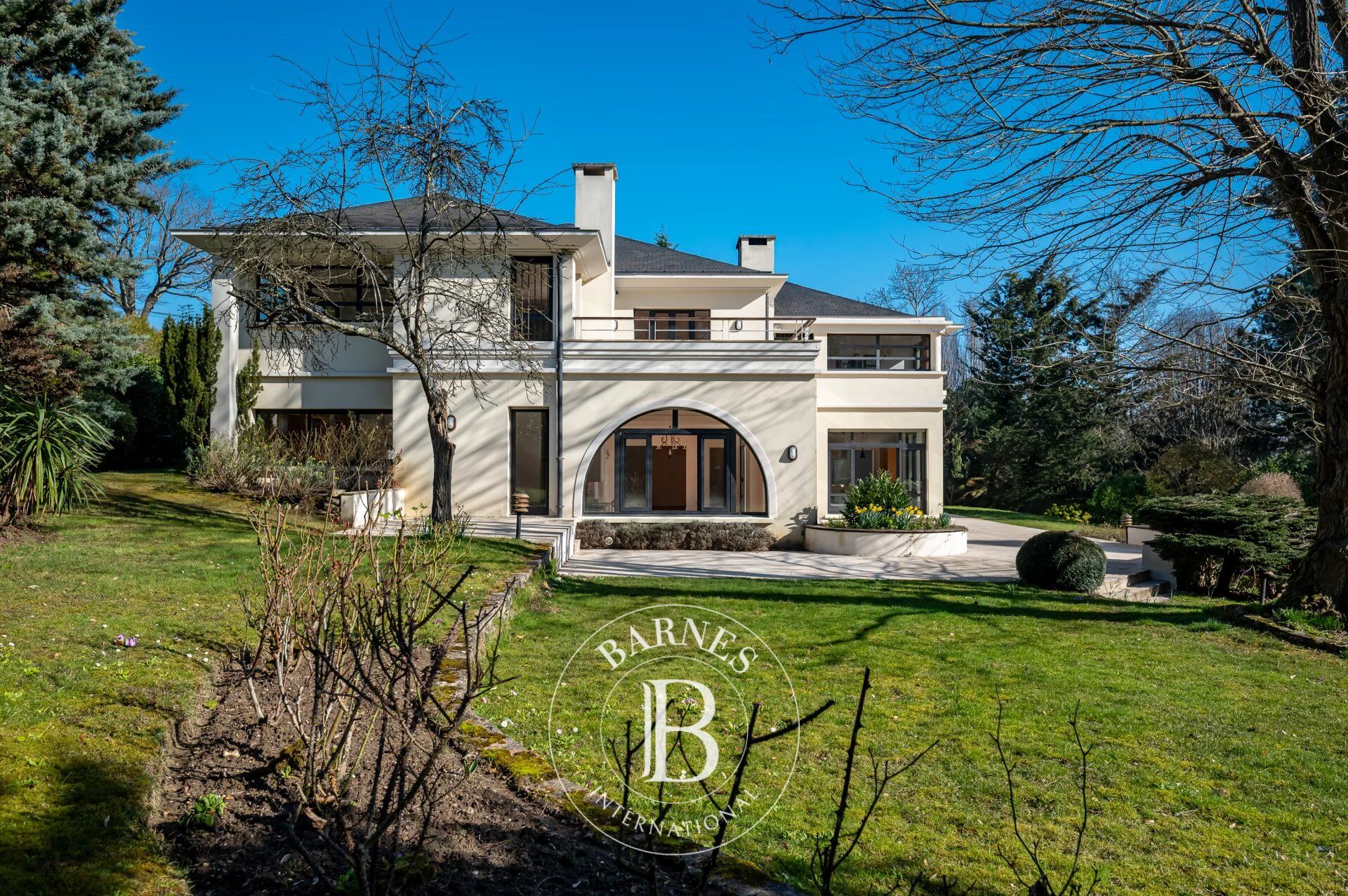 PRIVATE PARK HAMLET JONCHERE HOUSE DESIGNED BY ARCHITECT - picture 1