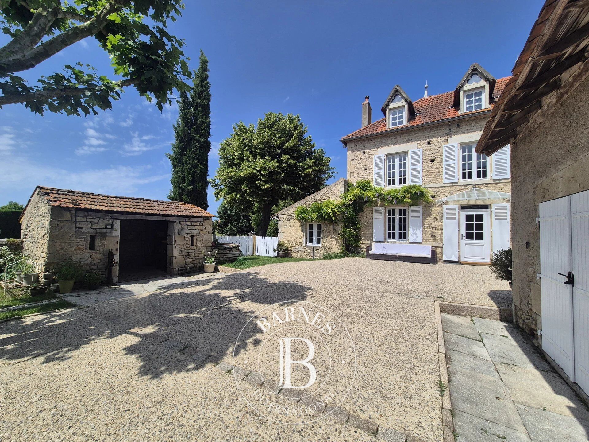 Maison de caractère avec dépendances, proche Aigueperse - picture 2