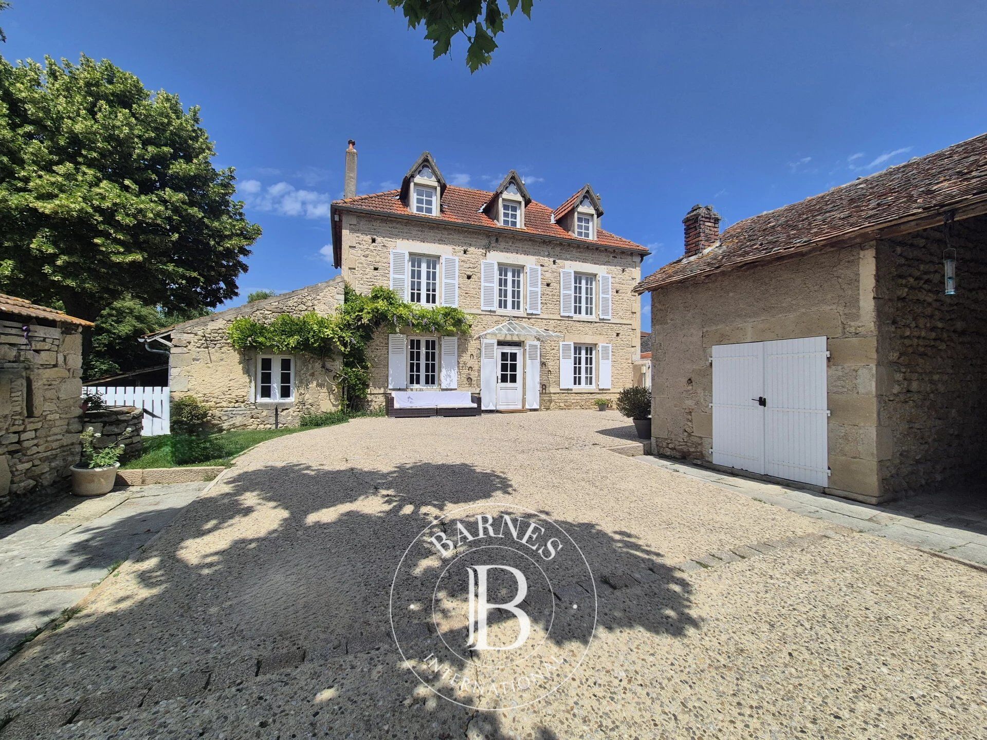 Maison de caractère avec dépendances, proche Aigueperse - picture 1