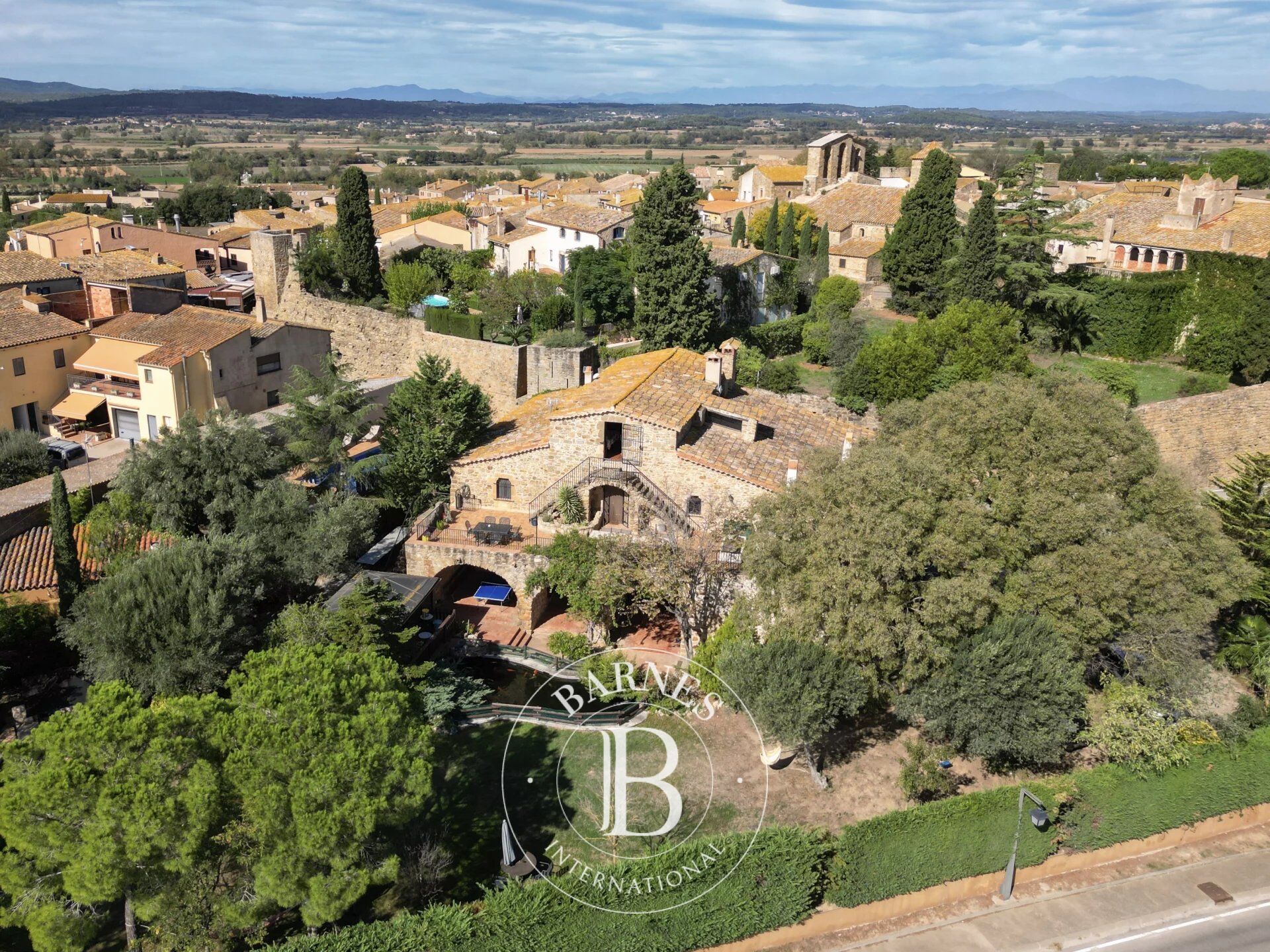 Exclusiva Masía señorial del siglo XVI con licencia turística, casa anexa y dos piscinas en el corazón del Empordà, Costa Brava - picture 1