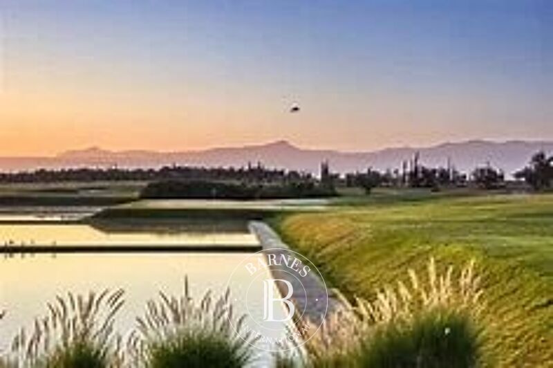 villa to renovate on the golf course front in Al Maaden