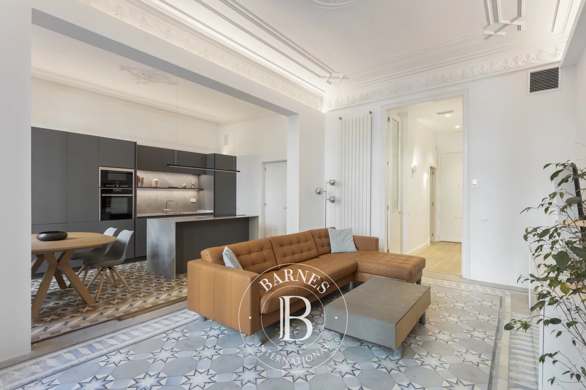 Appartement Moderniste Rénové dans un Immeuble Régale du Quadrat d’Or - picture 3