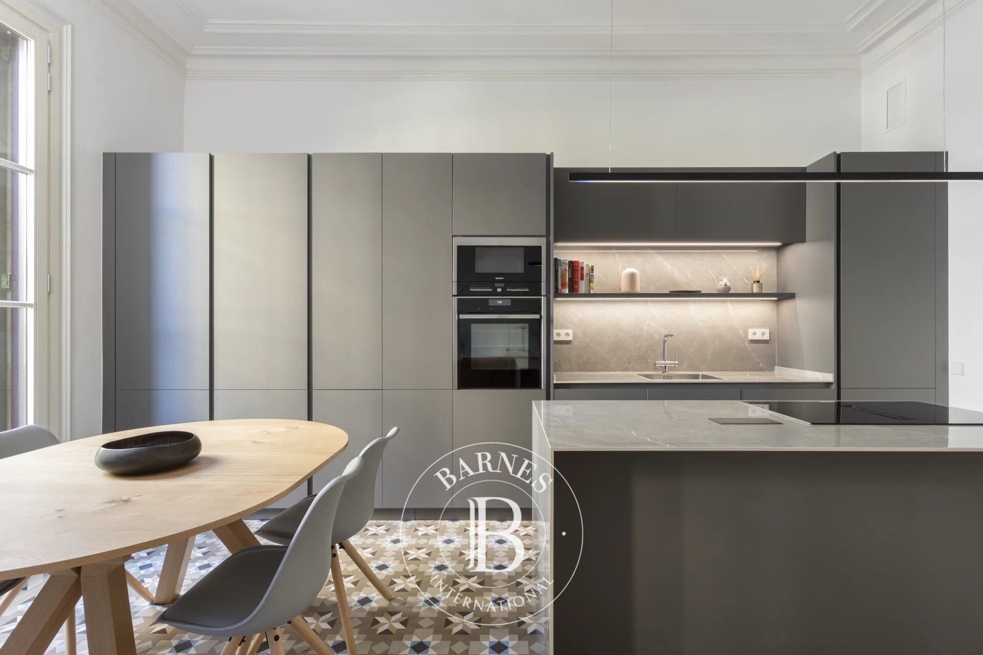 Appartement Moderniste Rénové dans un Immeuble Régale du Quadrat d’Or - picture 2