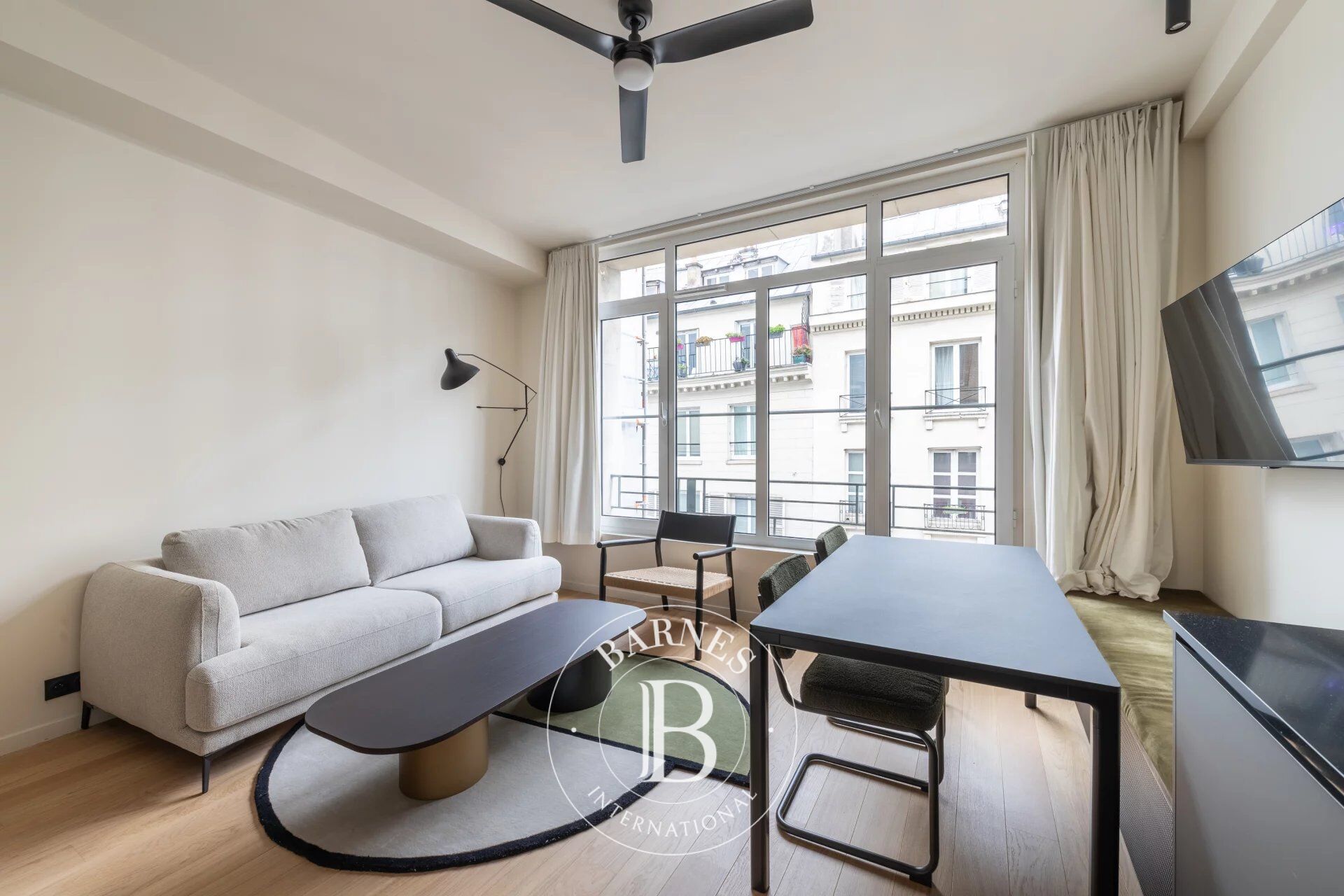 PARIS 9ème - NOUVELLE ATHENES - 1 CHAMBRE - LUMIERE - ASCENSEUR - PLEIN SUD - picture 1