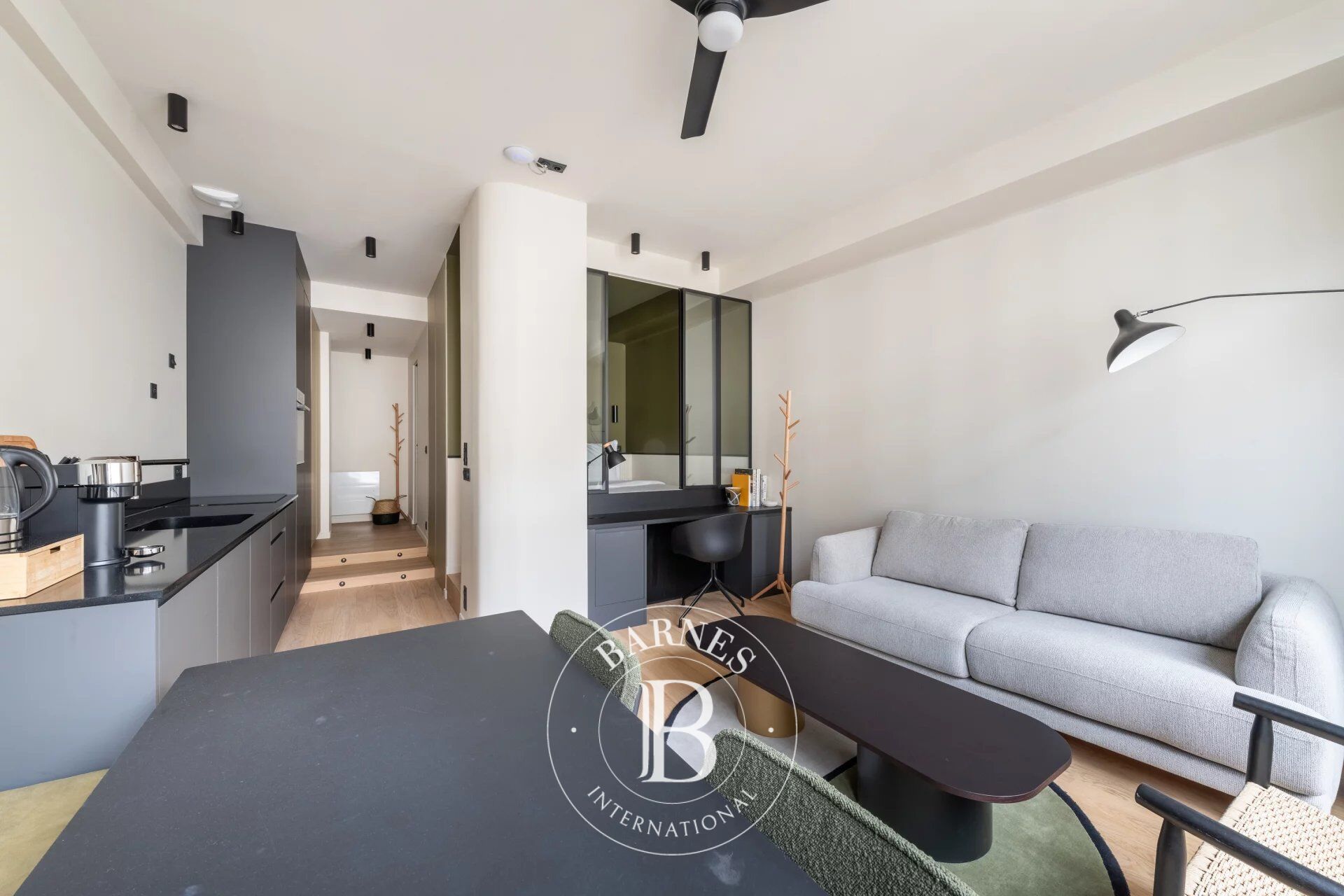 PARIS 9ème - NOUVELLE ATHENES - 1 CHAMBRE - LUMIERE - ASCENSEUR - PLEIN SUD - picture 3