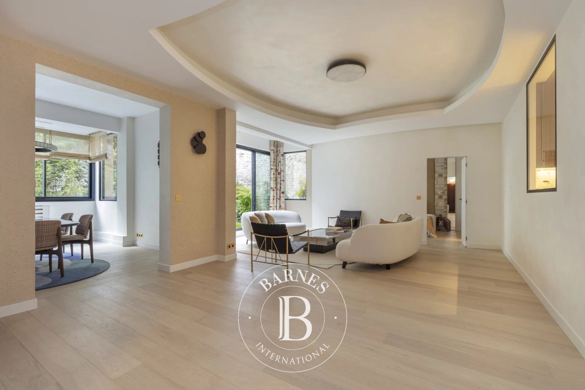 Paris 8ème - Avenue Montaigne / Alma - Appartement  2 chambres - Jardin - picture 3