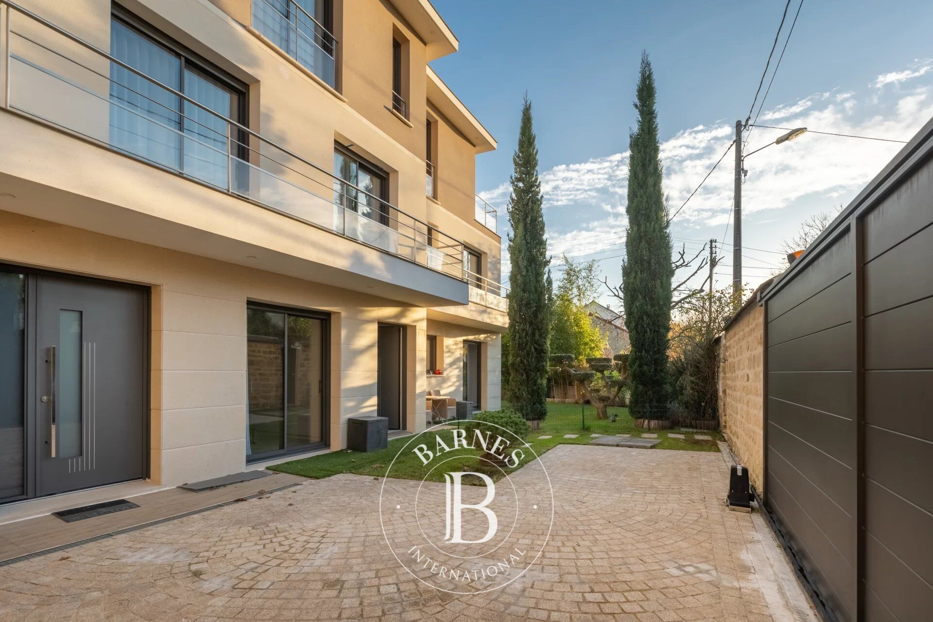 Bas de Chatou, villa contemporaine aux normes RT 2012 de 350 m² hab. (485 m² au total). - picture 1