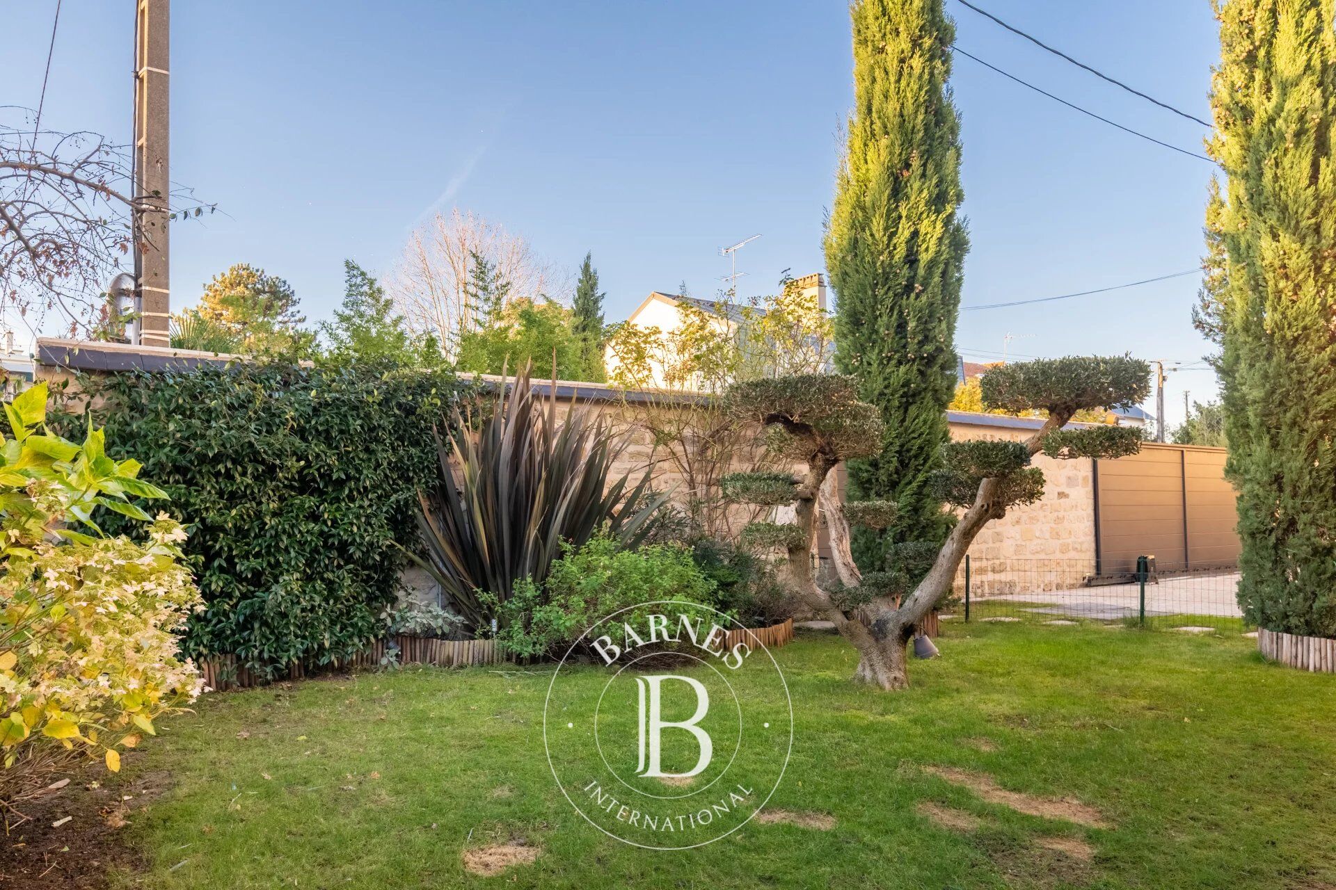 Lower Chatou, contemporary villa compliant with RT 2012 standards spanning 350m² (3,767 sq ft) living space (485m²/5,221 sq ft in total). - picture 1