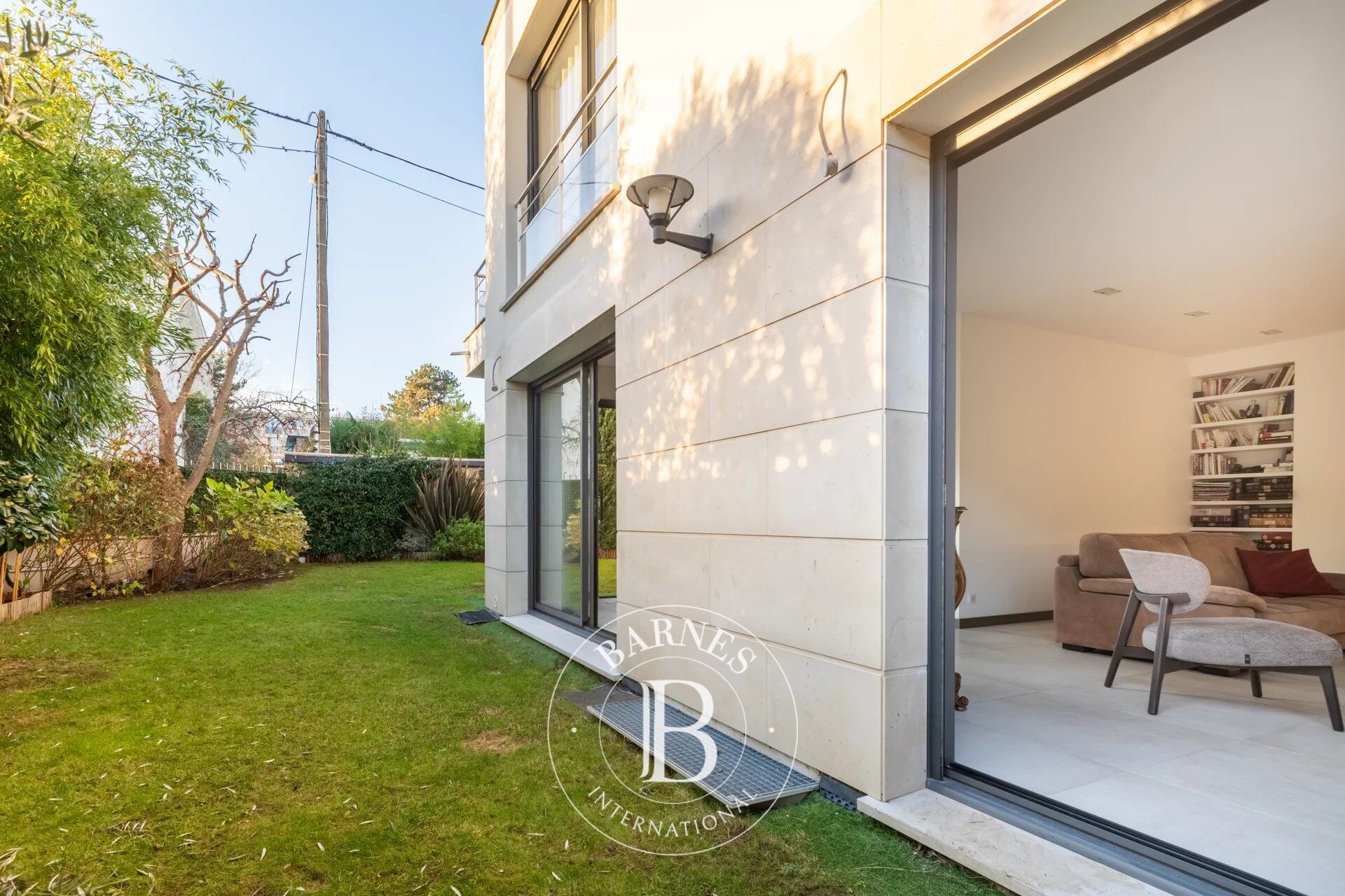 Lower Chatou, contemporary villa compliant with RT 2012 standards spanning 350m² (3,767 sq ft) living space (485m²/5,221 sq ft in total). - picture 3