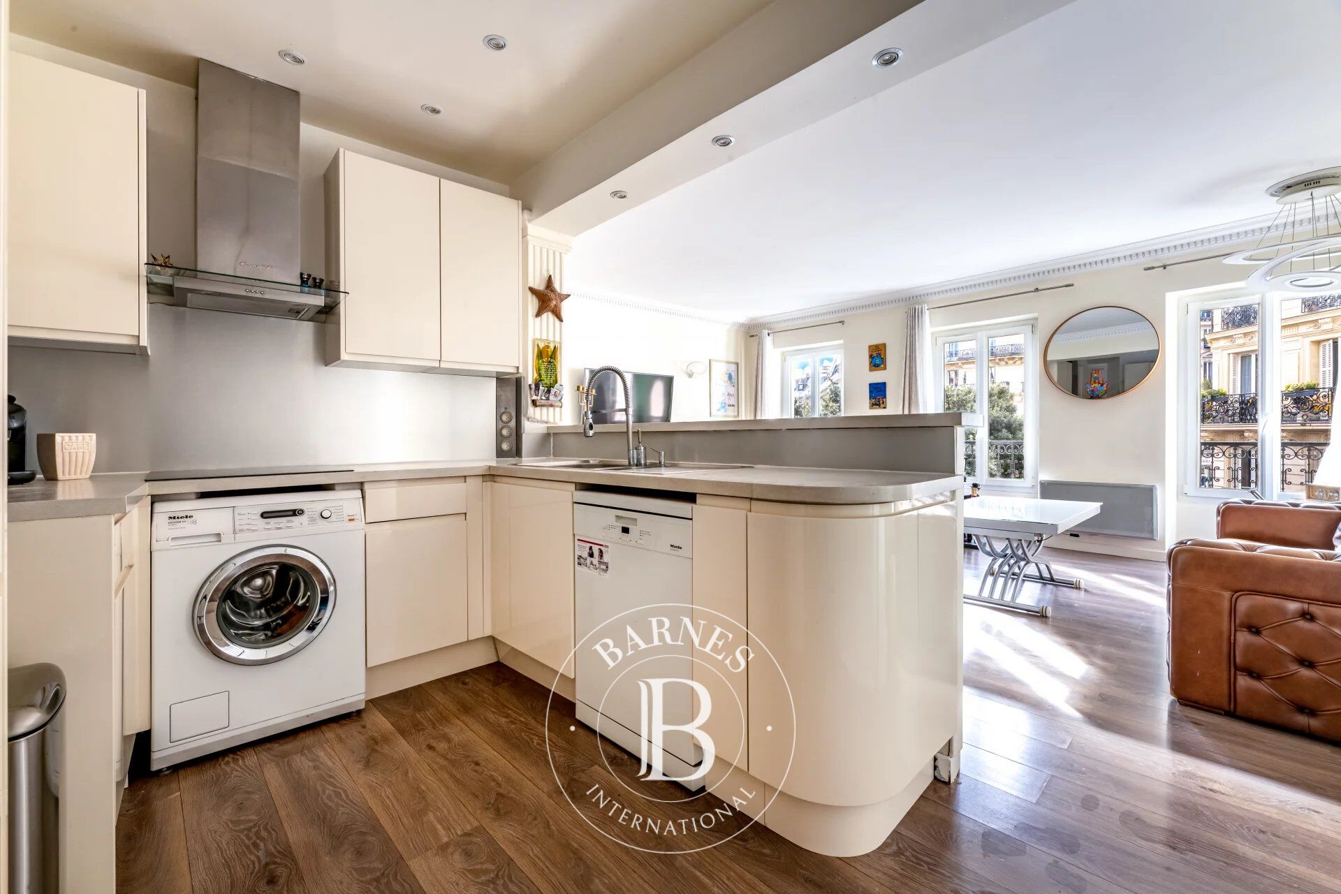 PARIS 9 - NOTRE-DAME-DE-LORETTE - 2-BED APARTMENT - UNOBSTRUCTED VIEW - SOUTH/WEST-FACING - picture 3