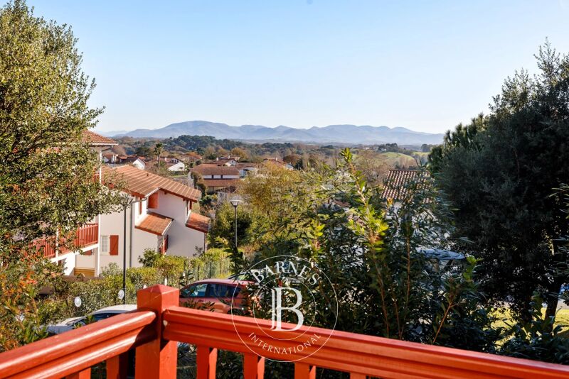 BIDART, PRECIOSO APARTAMENTO DE 106 M² CON VISTAS A LA MONTAÑA Y CON TERRAZA, ÚLTIMA PLANTA