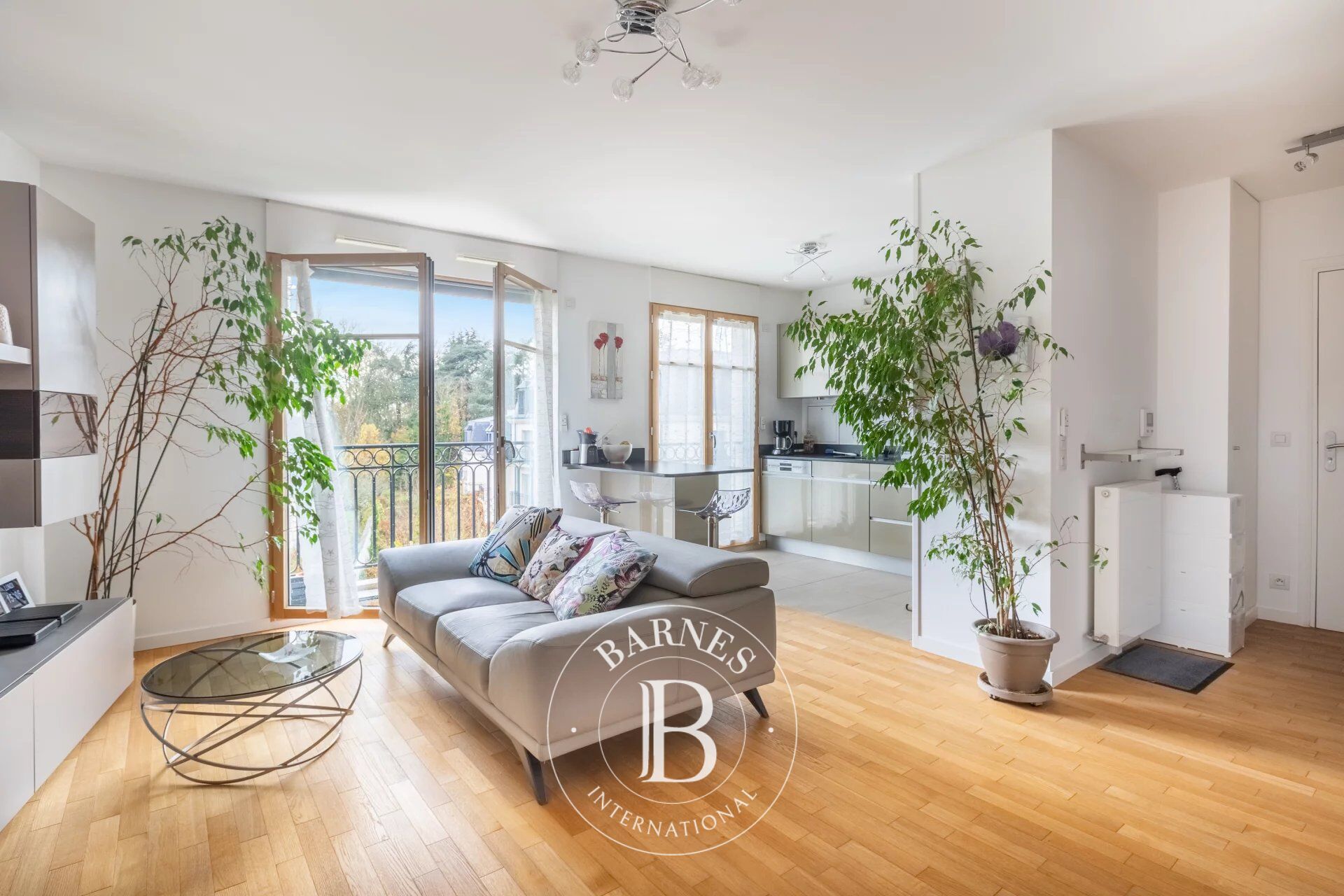 High-end apartment in the Ermitage district - unobstructed view of the park, close to Château de Versailles - picture 1