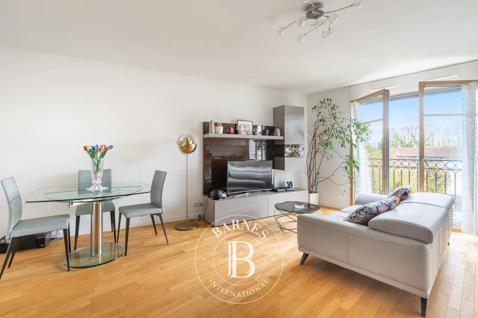 High-end apartment in the Ermitage district - unobstructed view of the park, close to Château de Versailles - picture 2