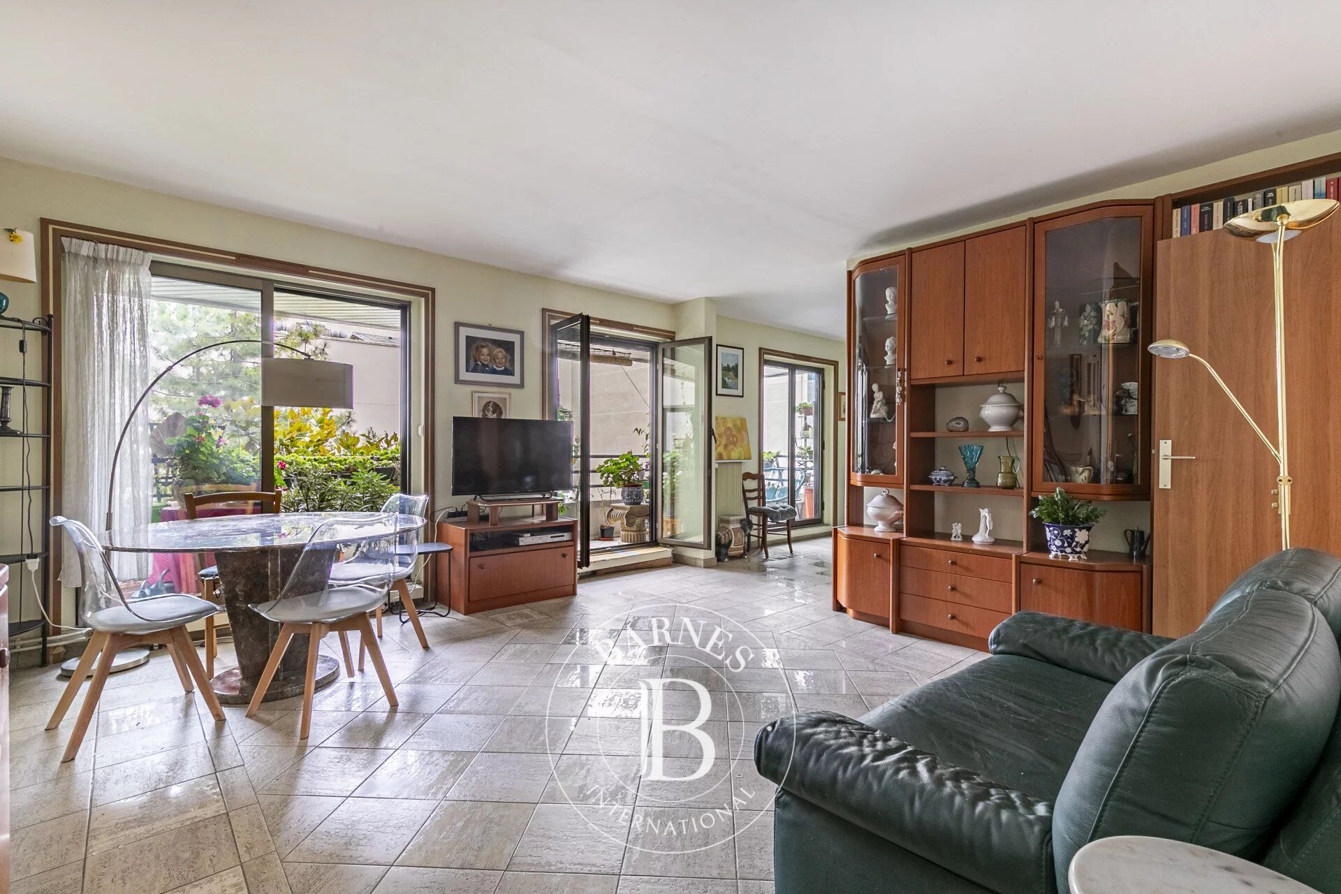 SOLE AGENT PARIS 15 - MONTPARNASSE - 1 OR 2 BEDROOMS - BALCONY - picture 2