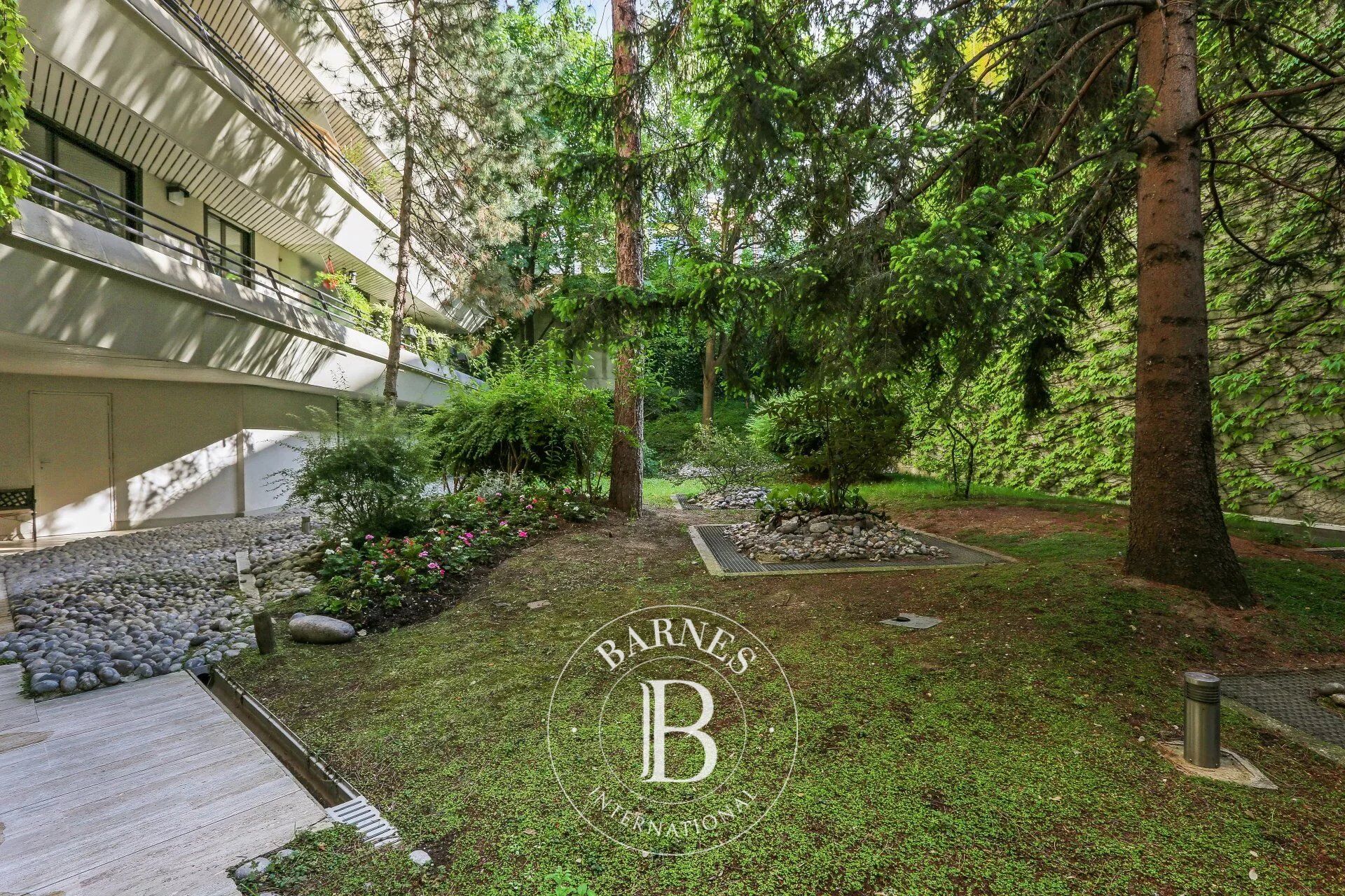 SOLE AGENT PARIS 15 - MONTPARNASSE - 1 OR 2 BEDROOMS - BALCONY - picture 1