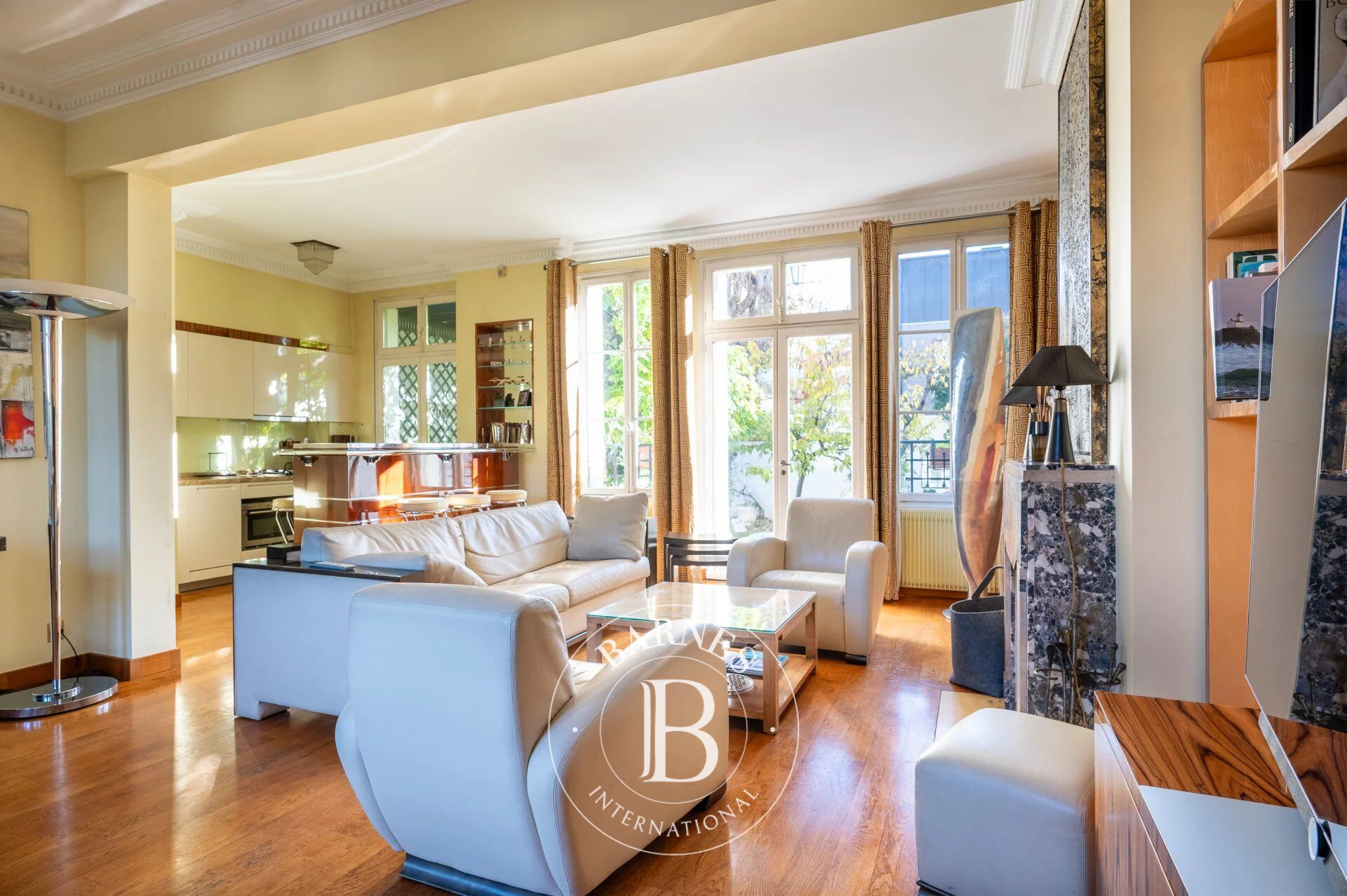 BOIS COLOMBES CENTRE AVEC JARDIN ET GARAGE - picture 3