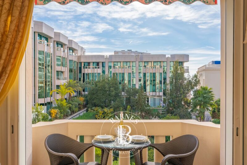 CANNES ARRIÈRE CROISETTE - BALCON - 5 PIÈCES - APERÇU MER