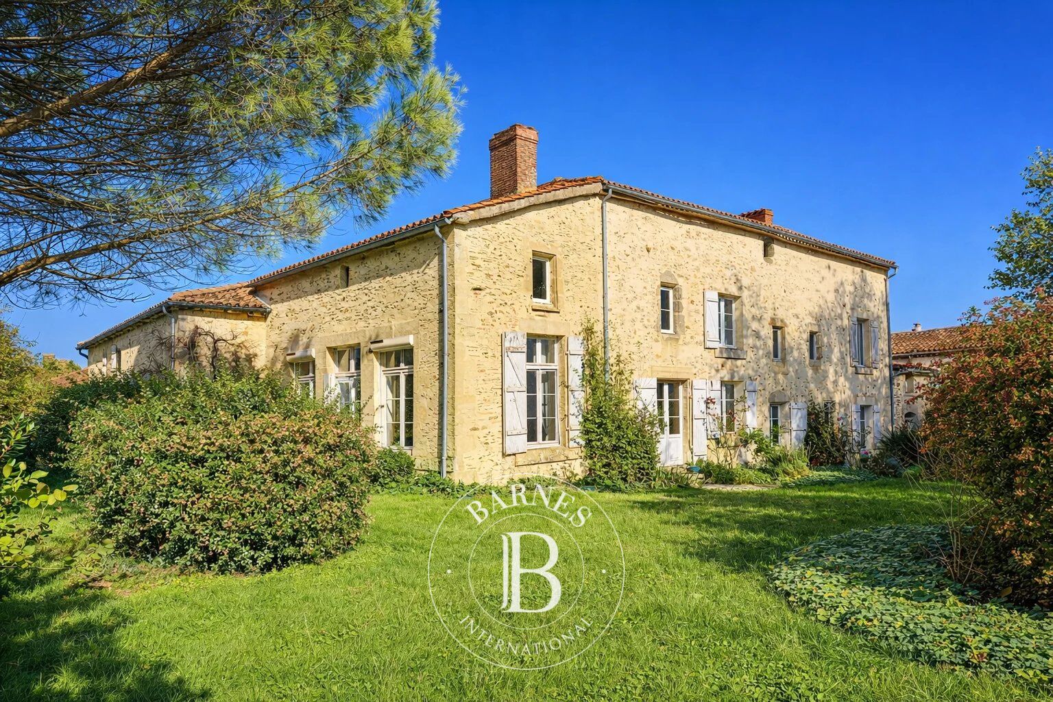 La Châtaigneraie (85) - House of character in a village - Land of 2713 sqm - picture 1