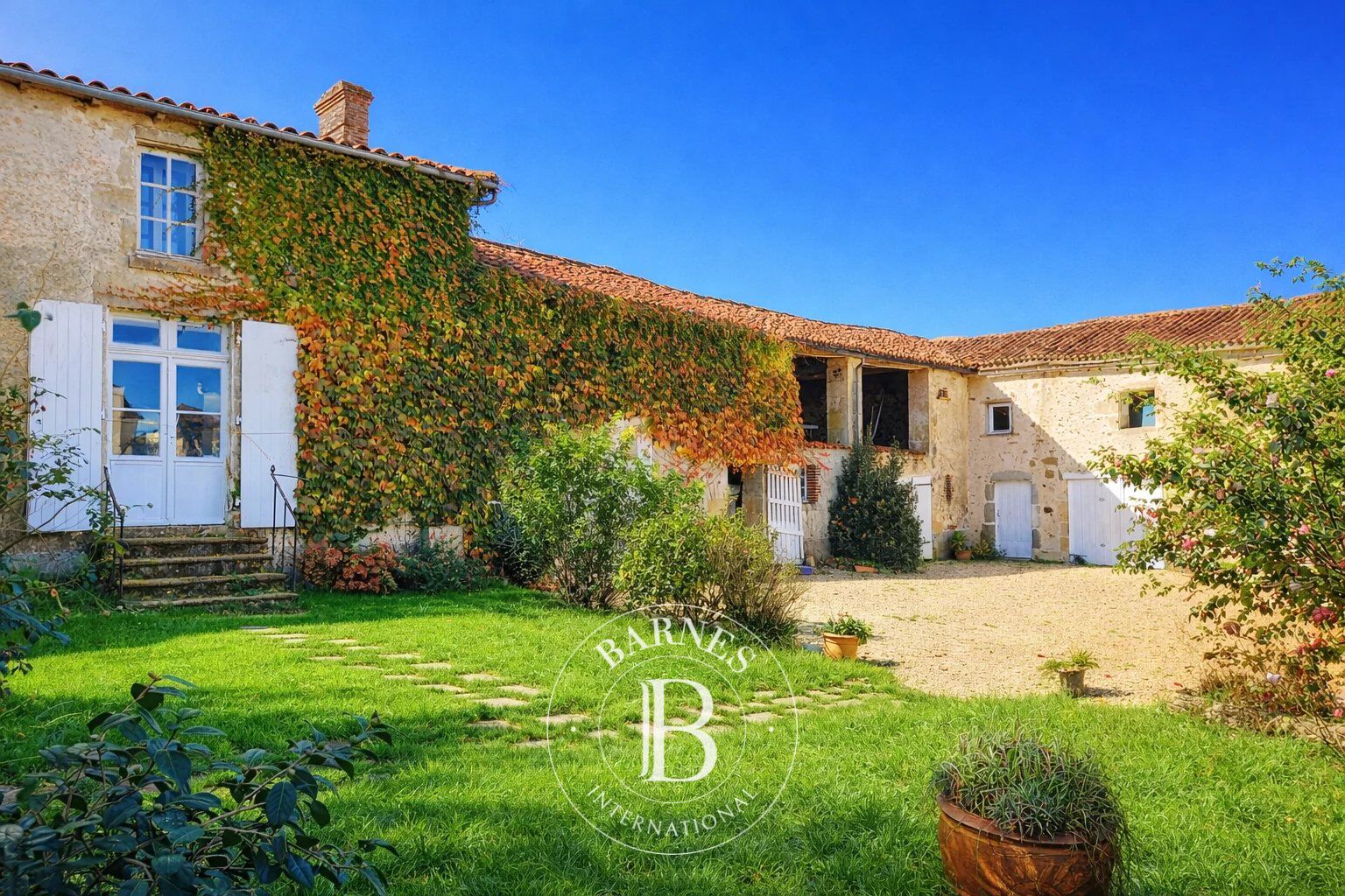 La Châtaigneraie (85) - House of character in a village - Land of 2713 sqm - picture 2