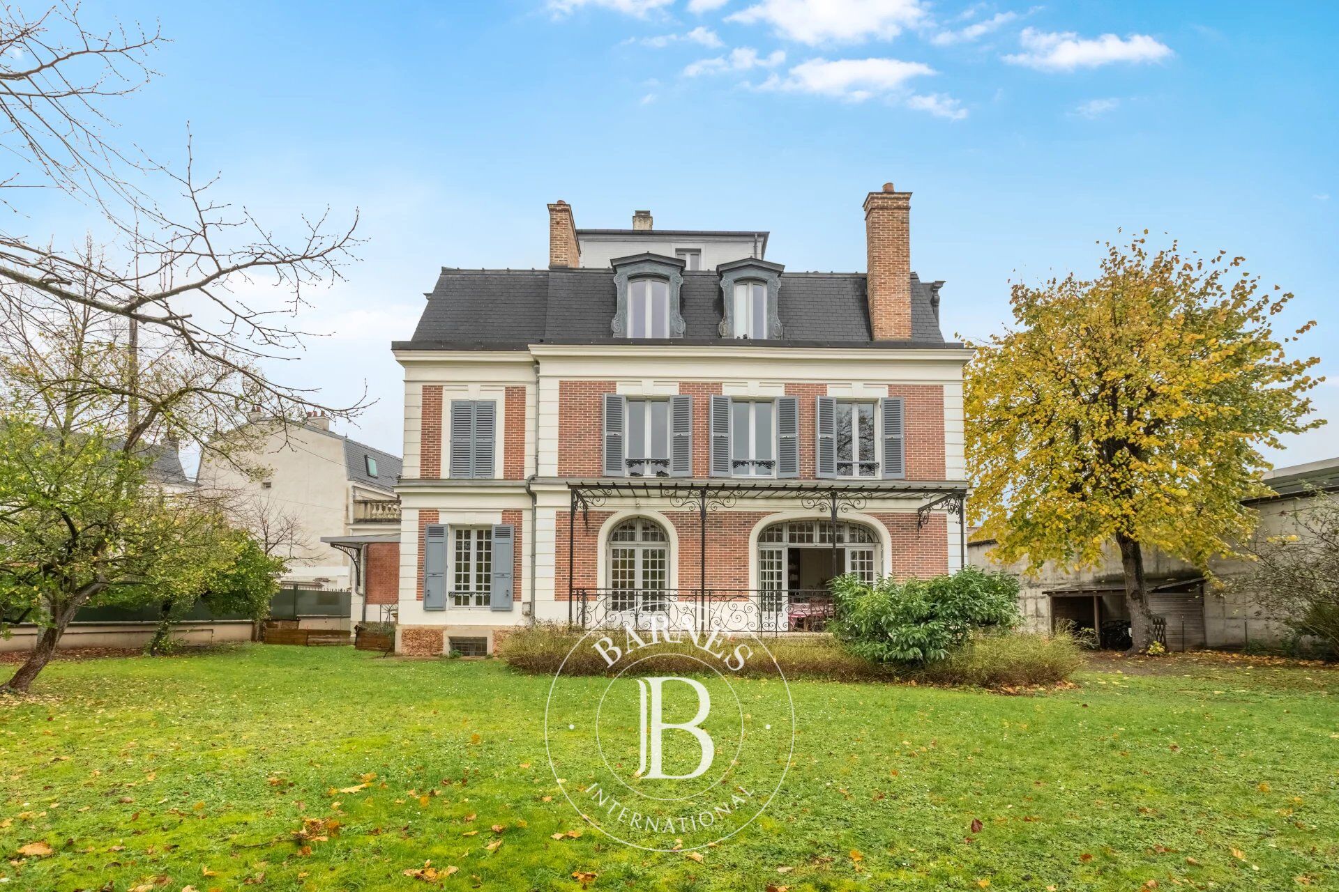 HYPER CENTRE DE CHATOU - MAISON DE CARACTERE DE 408 M² - picture 1