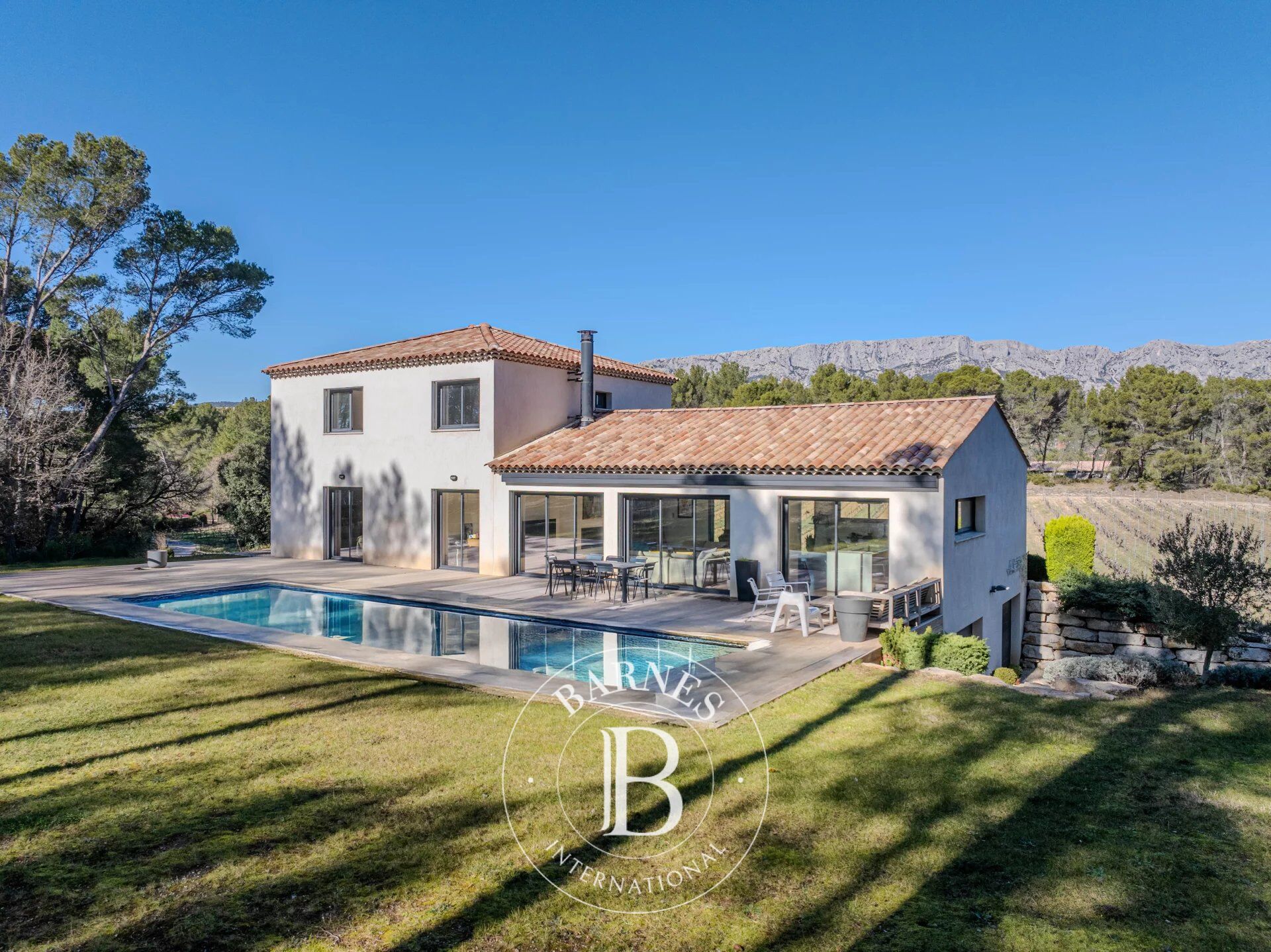 EAST AIX EN PROVENCE - CONTEMPORARY HOUSE 235M2 - 5 BEDROOMS - SWIMMING POOL - NICE VIEW - picture 2