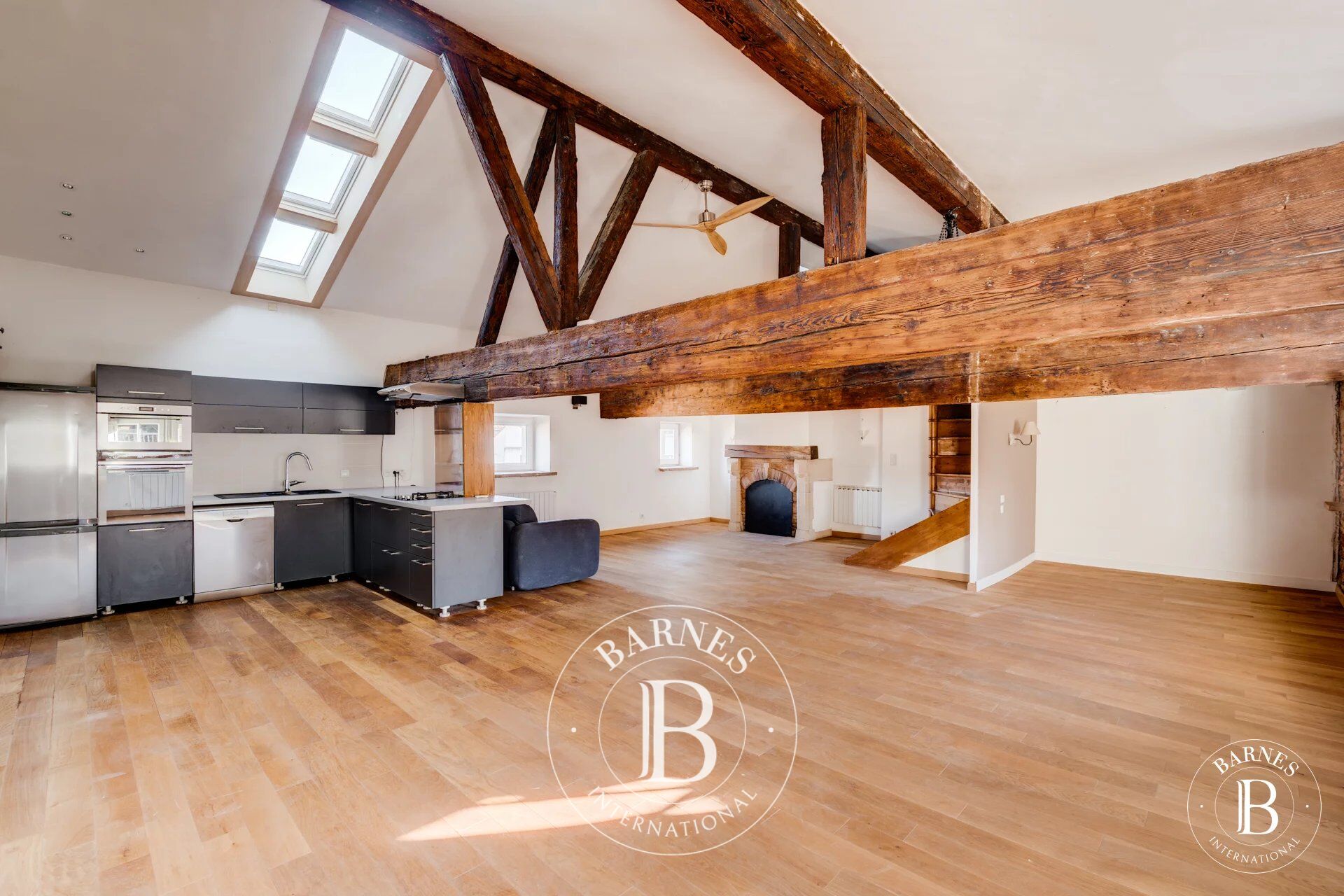 Centre historique T2 de 85 m² avec balcon - picture 2