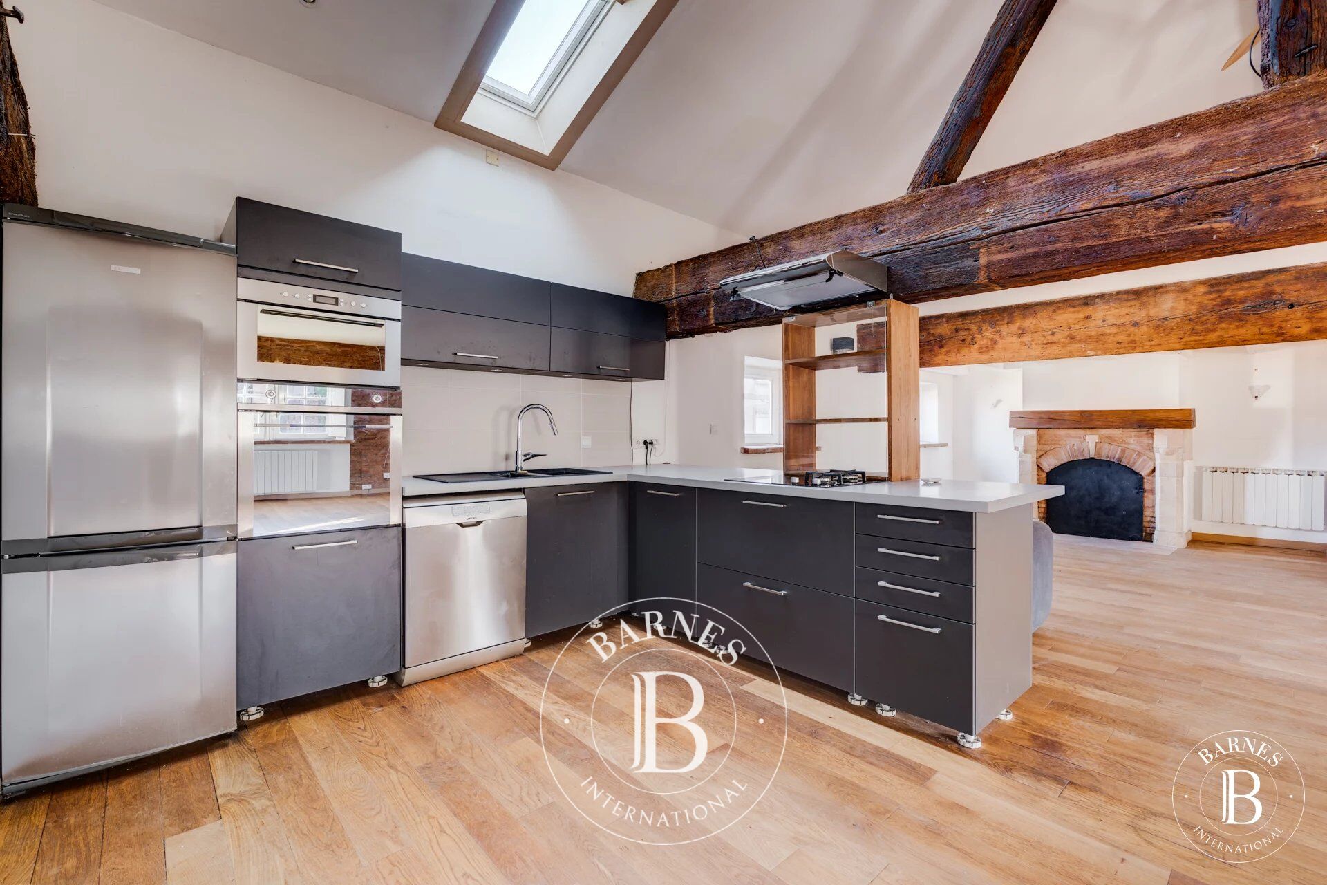 Centre historique T2 de 85 m² avec balcon - picture 3