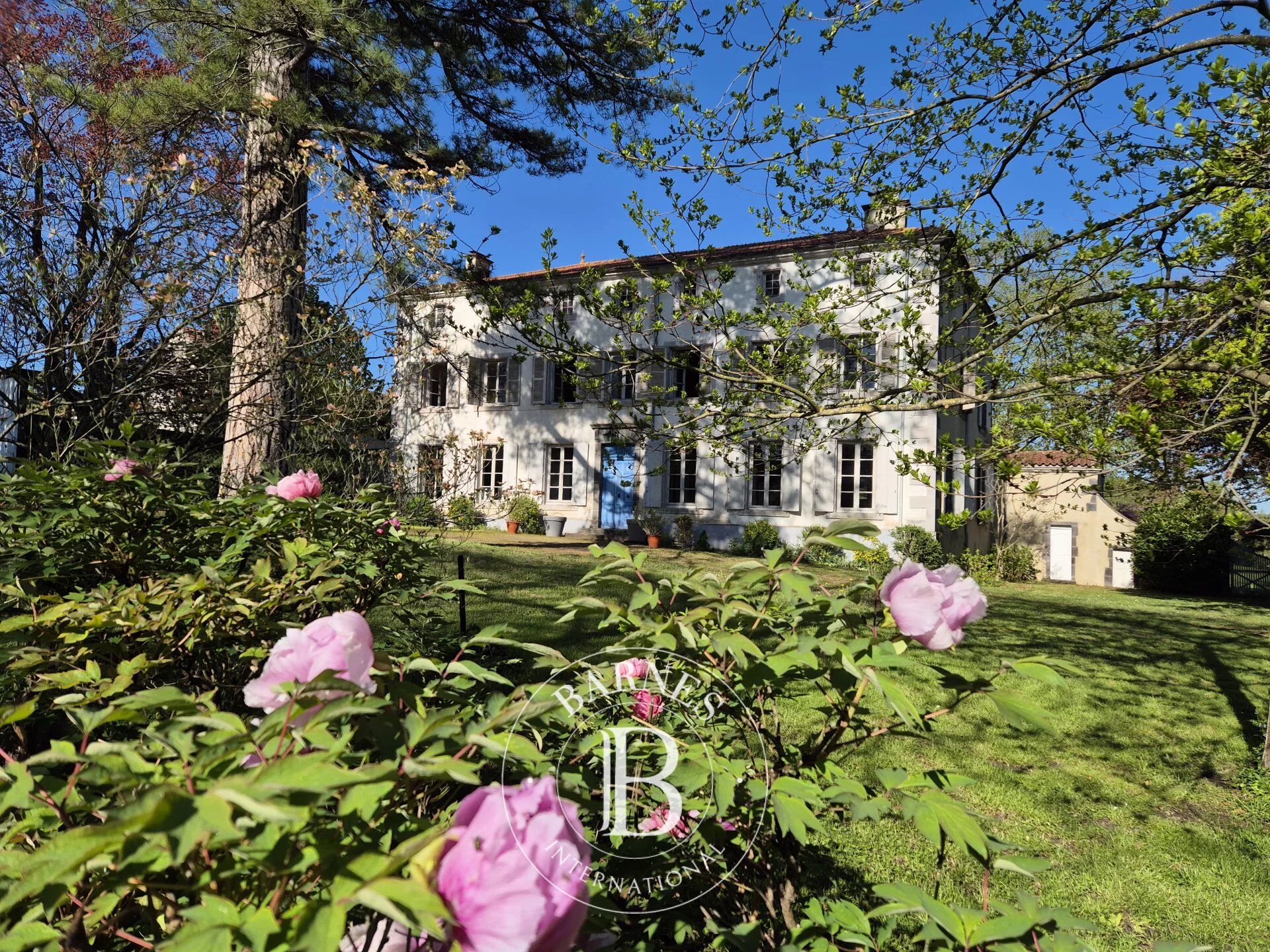 Proche Riom - Maison de famille du XVIIIème - Vaste parc avec piscine et dépendances - picture 1