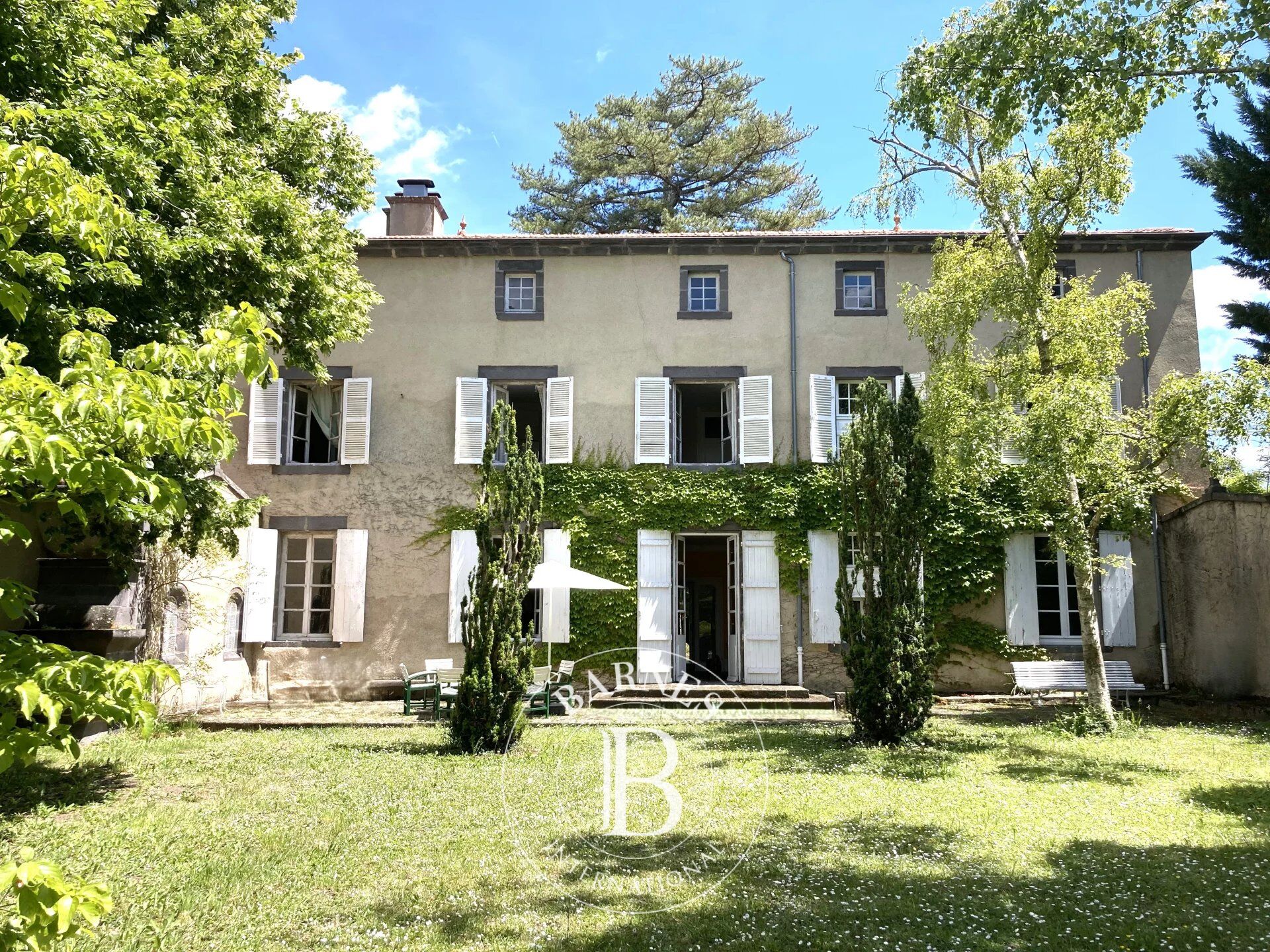 Proche Riom - Maison de famille du XVIIIème - Vaste parc avec piscine et dépendances - picture 2