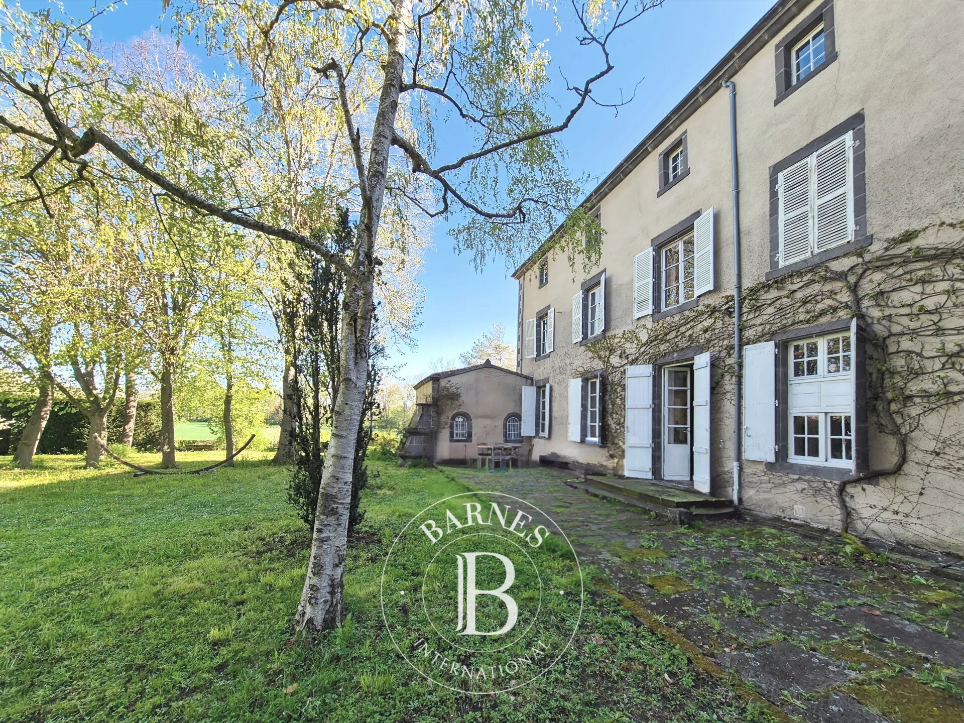 Proche Riom - Maison de famille du XVIIIème - Vaste parc avec piscine et dépendances - picture 3