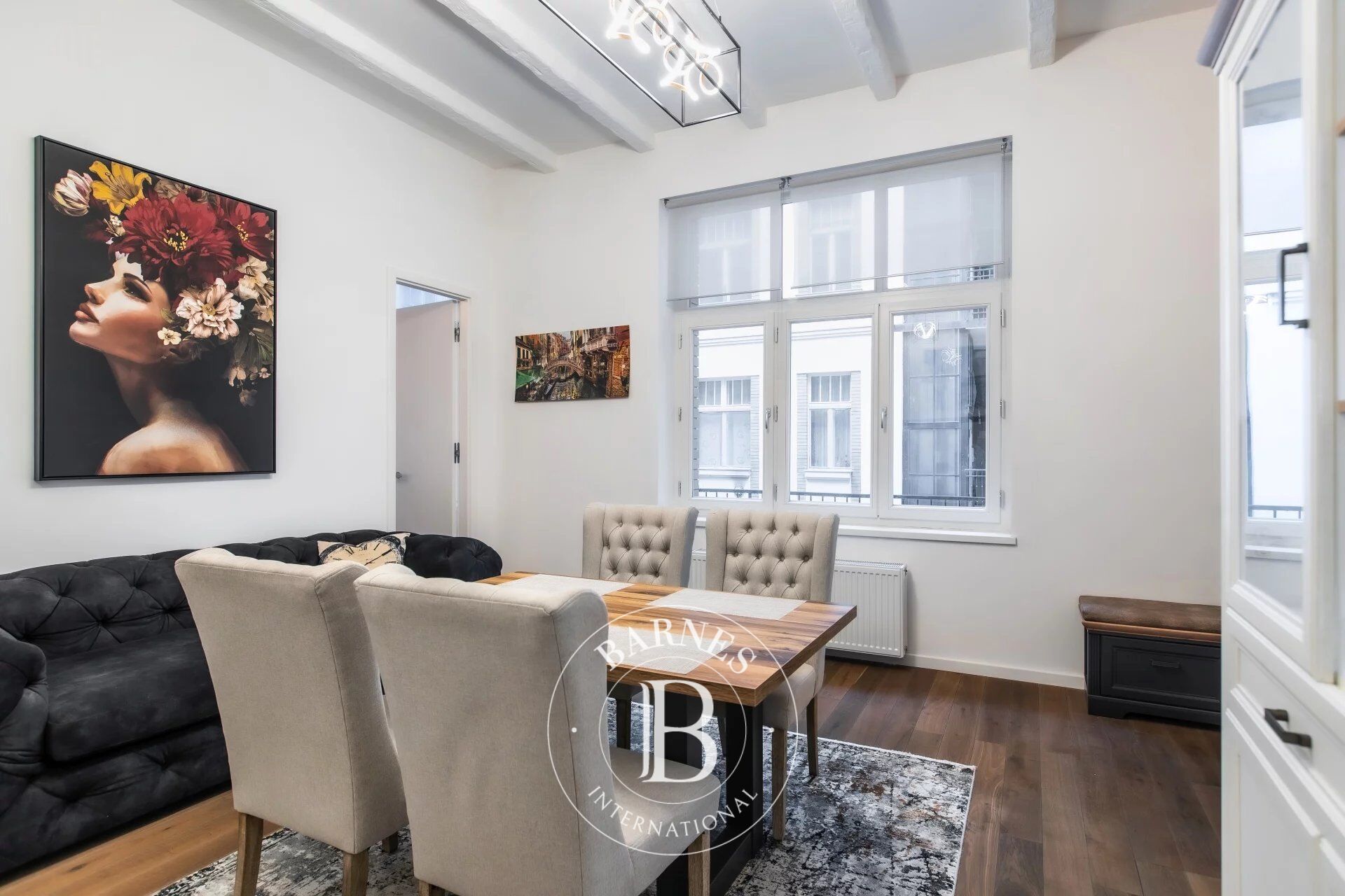 Tastefully renovated 2-bedroom apartment near the Chain Bridge and Vörösmarty Square - picture 2