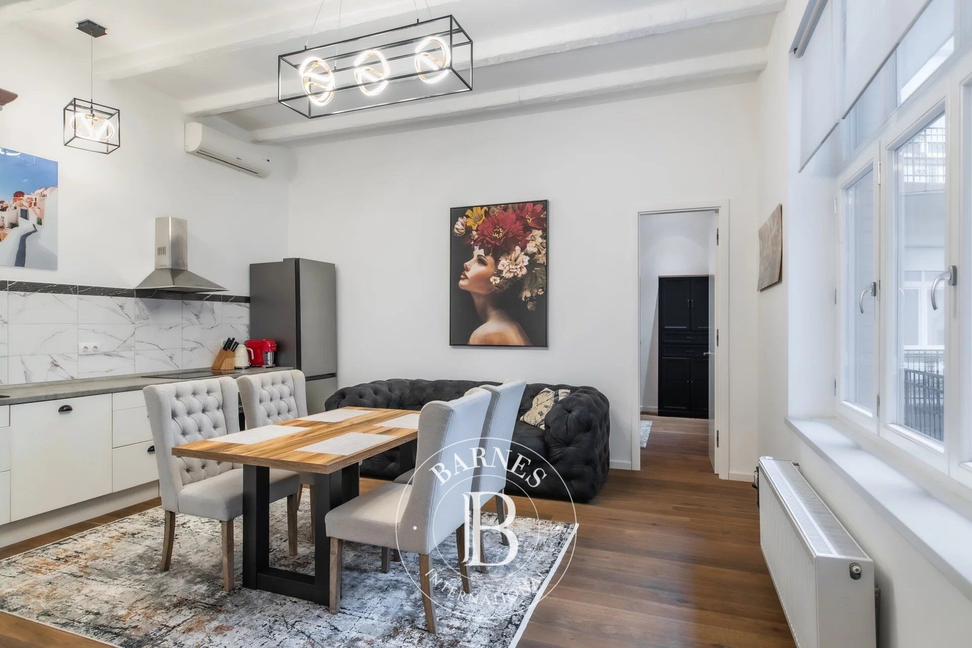 Tastefully renovated 2-bedroom apartment near the Chain Bridge and Vörösmarty Square - picture 1