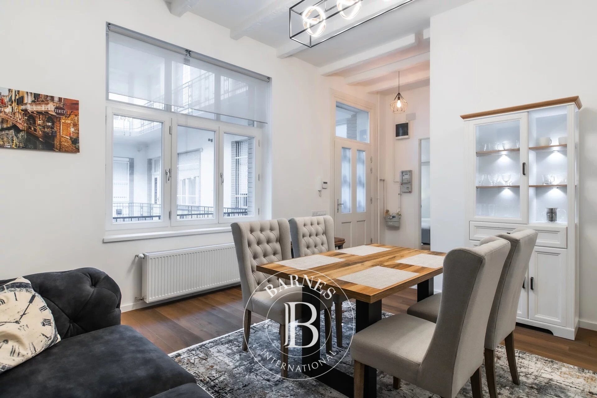 Tastefully renovated 2-bedroom apartment near the Chain Bridge and Vörösmarty Square - picture 3