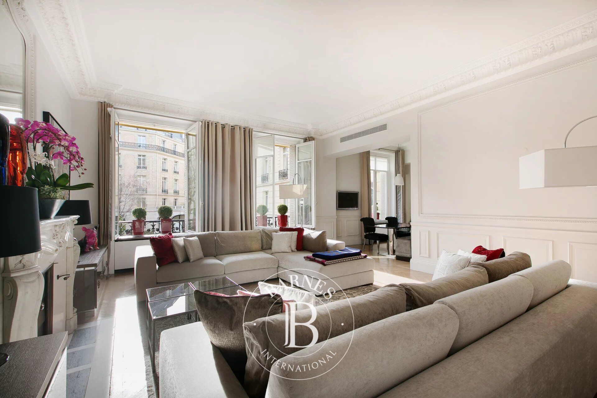 Paris 8 - Avenue Montaigne - 3 bedroom apartment - Garden view. - picture 2