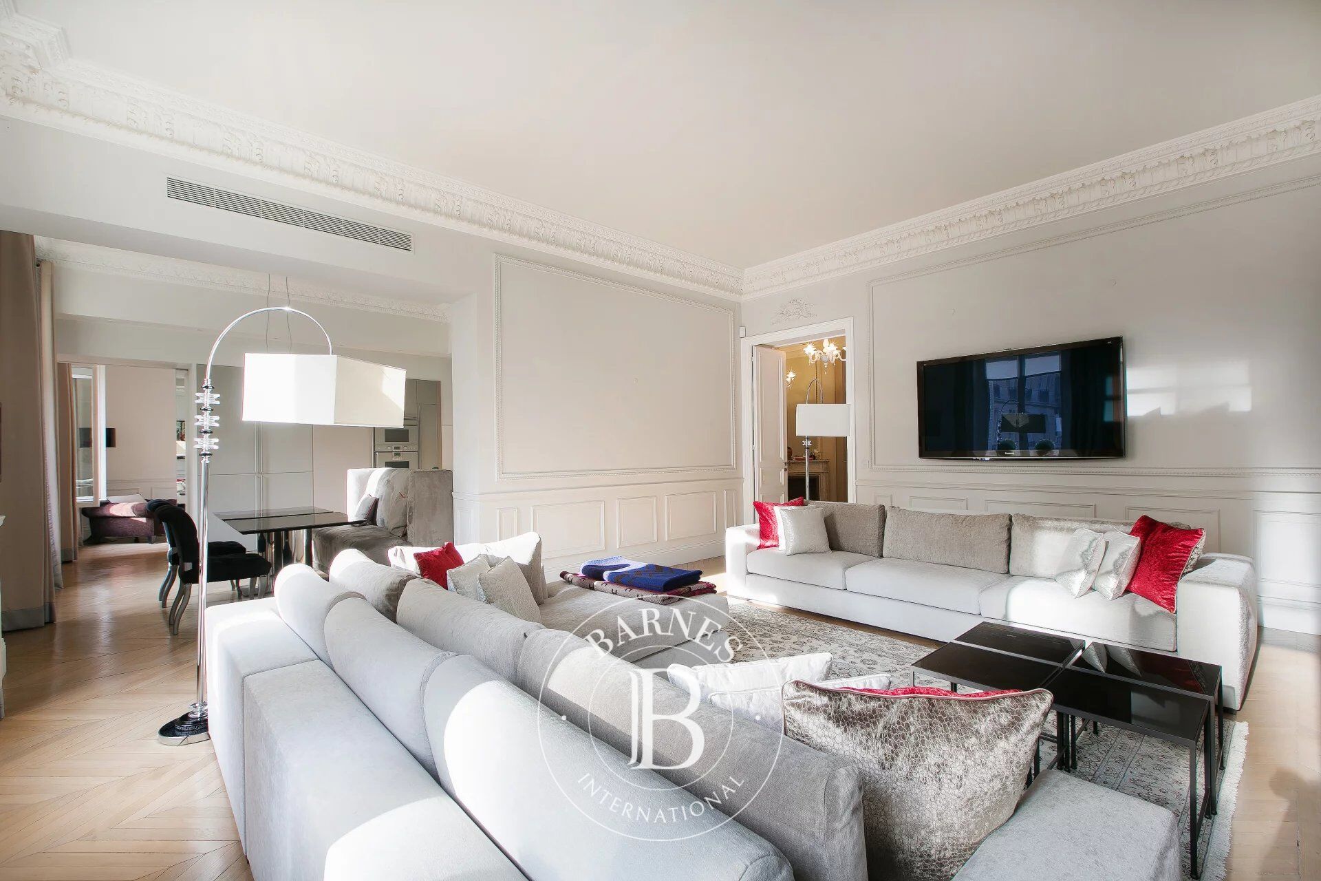 Paris 8 - Avenue Montaigne - 3 bedroom apartment - Garden view. - picture 3