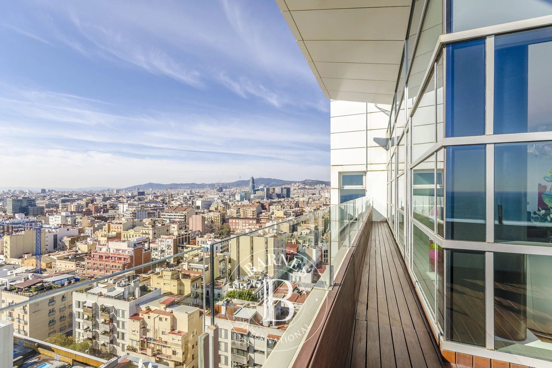 Extraordinario Ático con Terraza y Vistas al Mar y Barcelona - picture 3