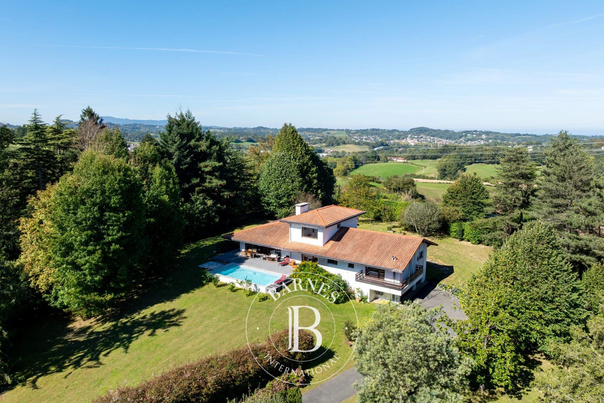 URRUGNE, MAISON D'ARCHITECTE SUR UN PARC DE 1 HECTARE - picture 3