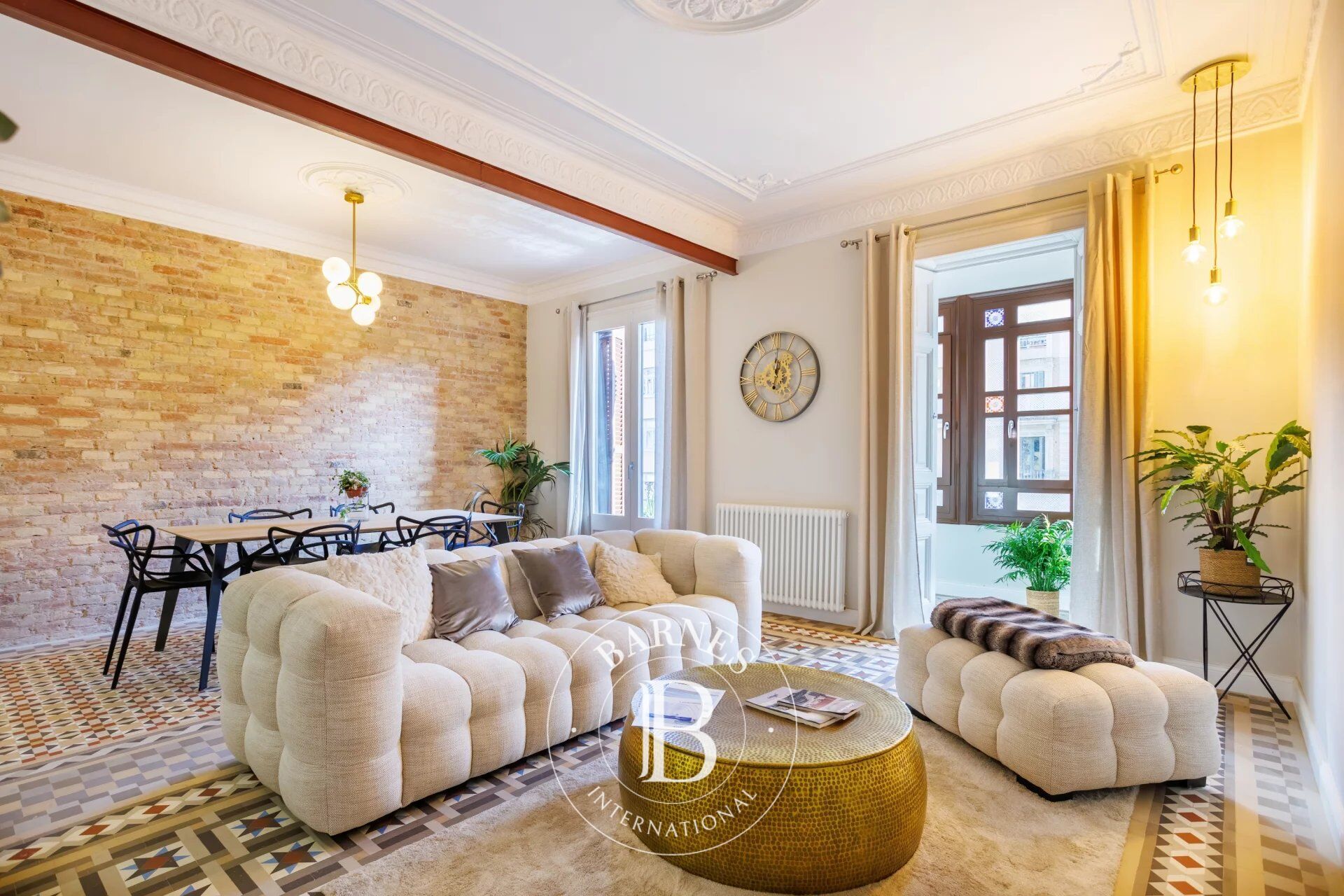 Exclusiva vivienda en el corazón de Barcelona con detalles históricos y diseño moderno - picture 1
