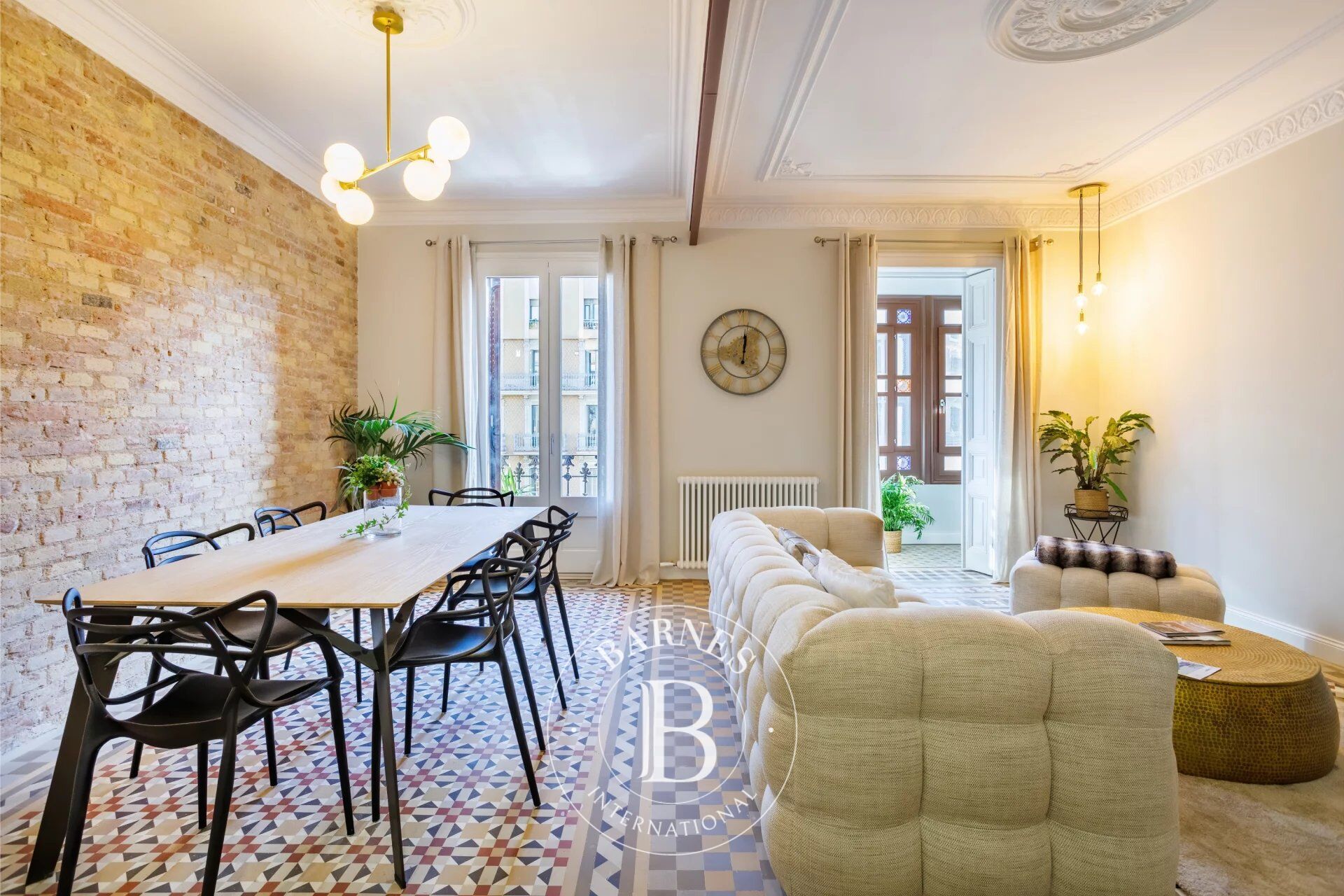 Exclusiva vivienda en el corazón de Barcelona con detalles históricos y diseño moderno - picture 3