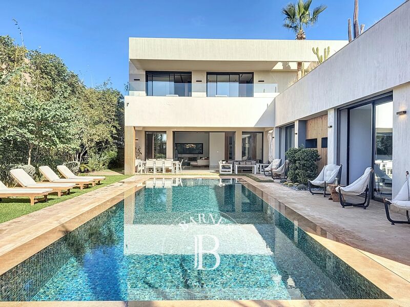 Furnished villa for sale with 5 bedrooms on the Amelkis golf course.