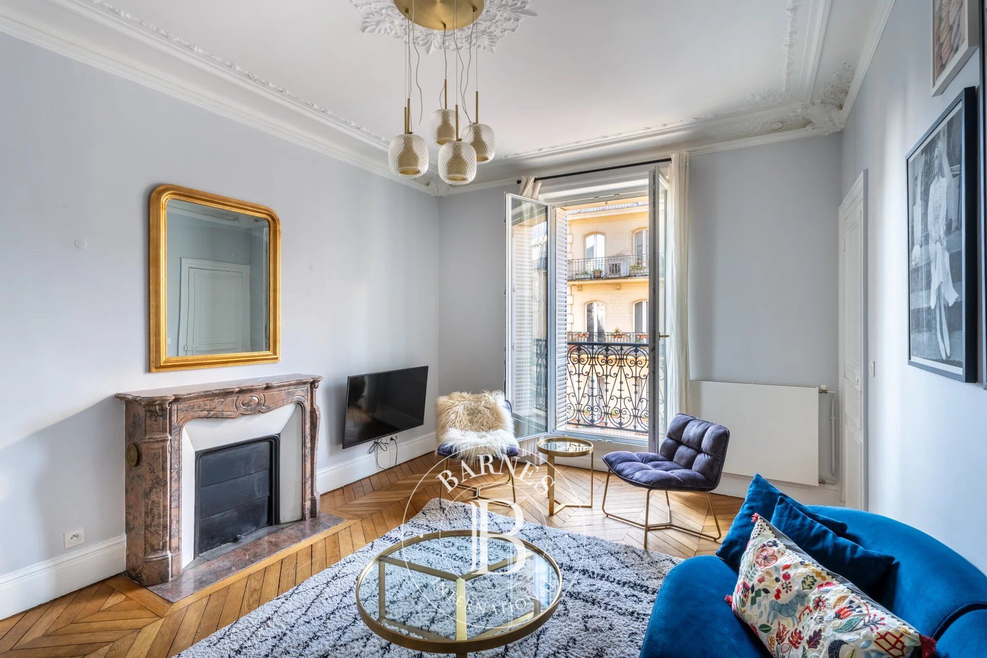 Exclusive listing - Porte Saint-Denis - 2 bedrooms - Period charm - picture 3