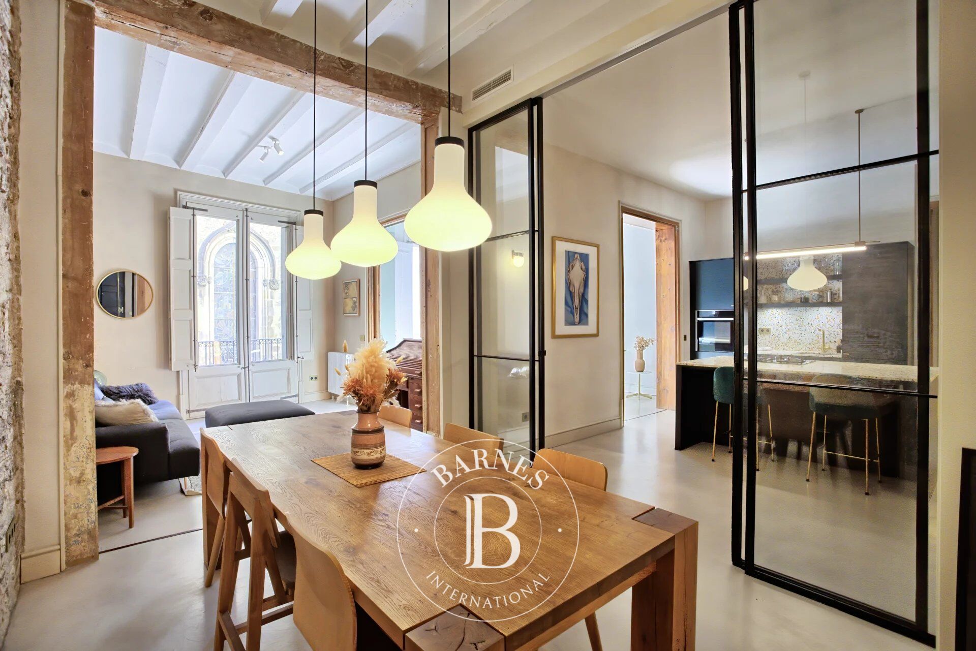 Exclusiva vivienda de diseño con 3 habitaciones en edificio histórico del Gòtic - picture 3