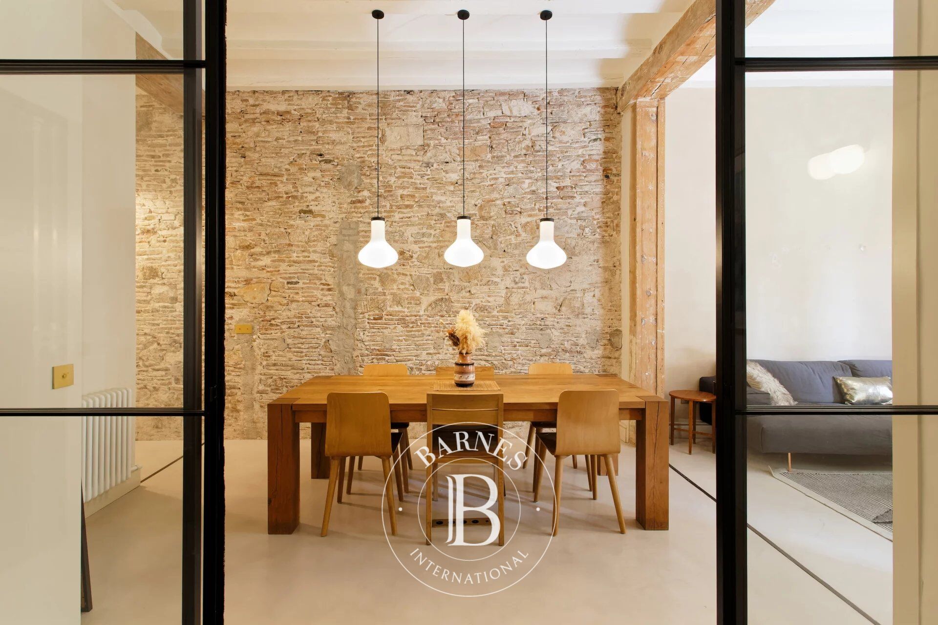 Exclusiva vivienda de diseño con 3 habitaciones en edificio histórico del Gòtic - picture 2