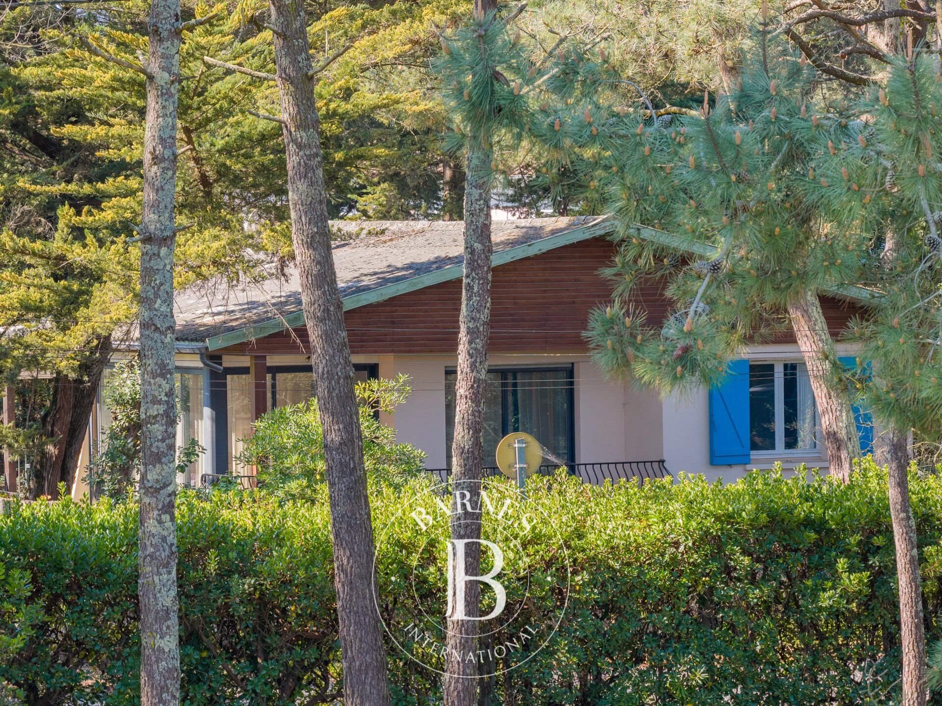 VILLA FAMILIALE À RENOVER DANS LE TRIANGLE D'OR AU CAP FERRET - picture 2