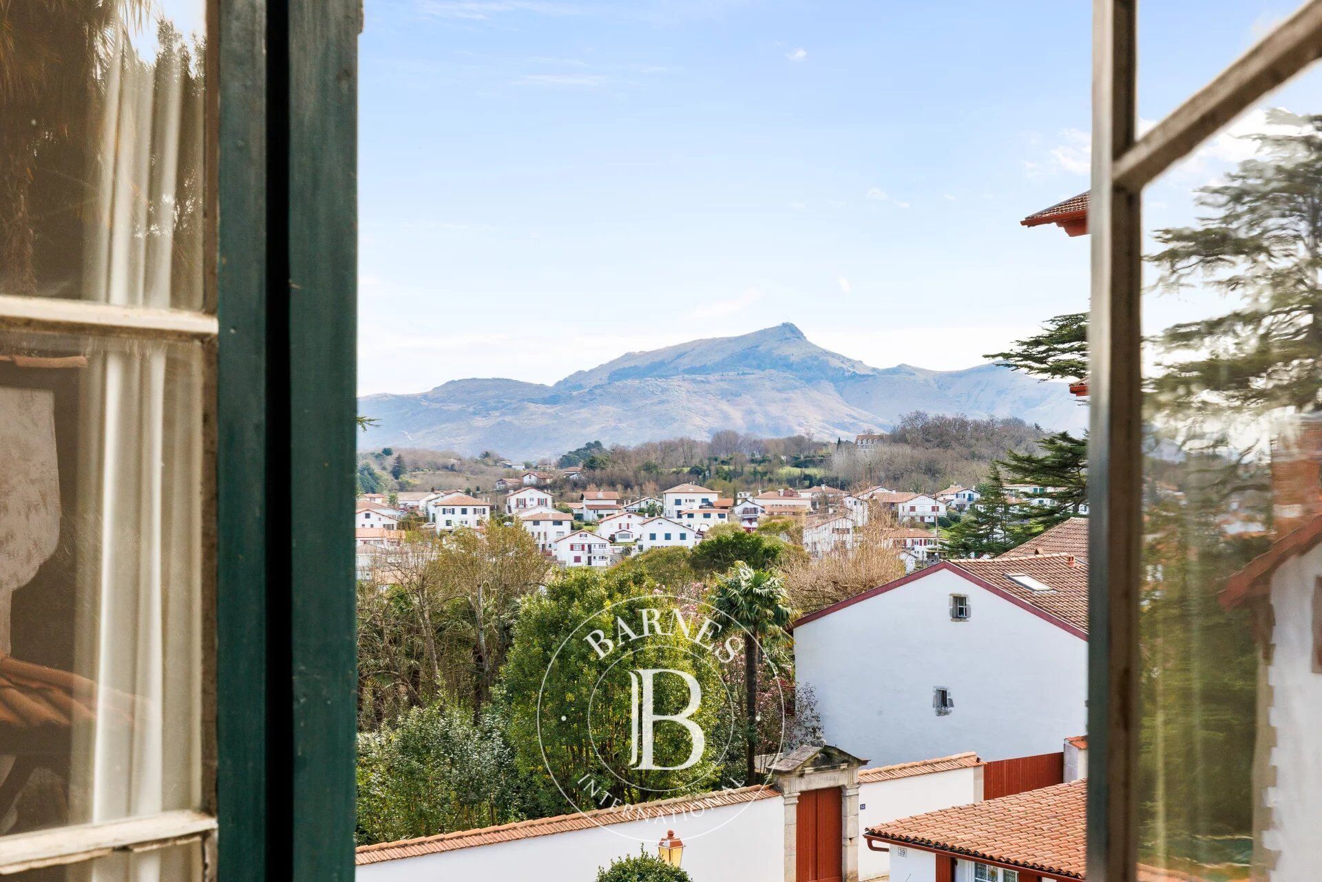 CIBOURE, TOWNHOUSE IN THE CENTER OF THE VILLAGE - picture 1