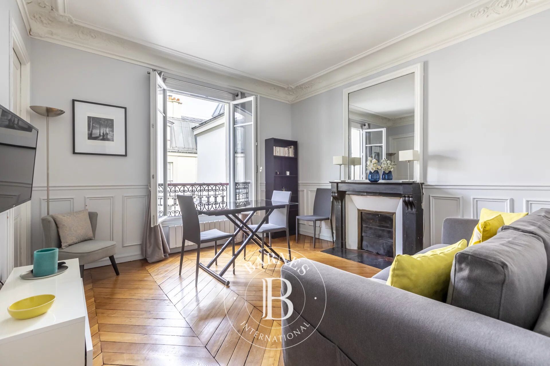 Tocqueville/Monceau - 2 chambres - Etage élevé - Parfait état - Immeuble de grand standing - picture 3