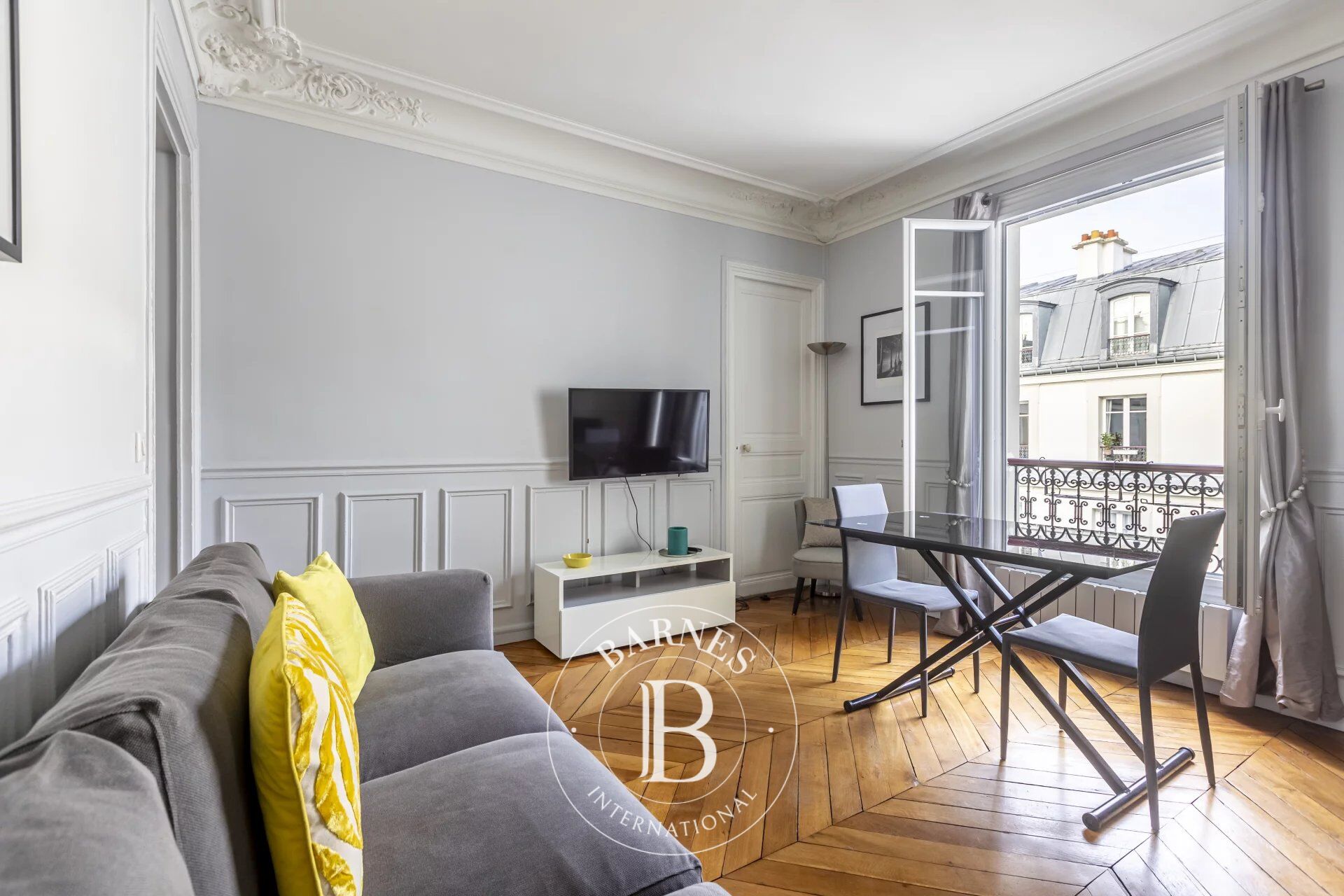 Tocqueville/Monceau - 2 chambres - Etage élevé - Parfait état - Immeuble de grand standing - picture 2