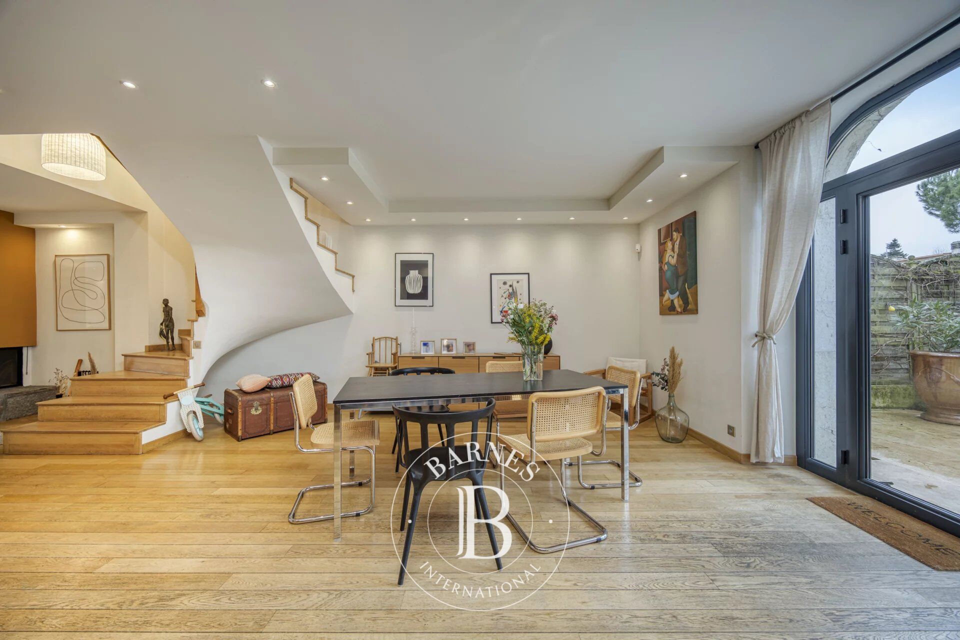 BARNES PAYS DE GEX – ORNEX – MAISON DE VILLE RÉNOVÉE – 4 CHAMBRES AVEC SALLES DE BAINS PRIVATIVES - picture 2